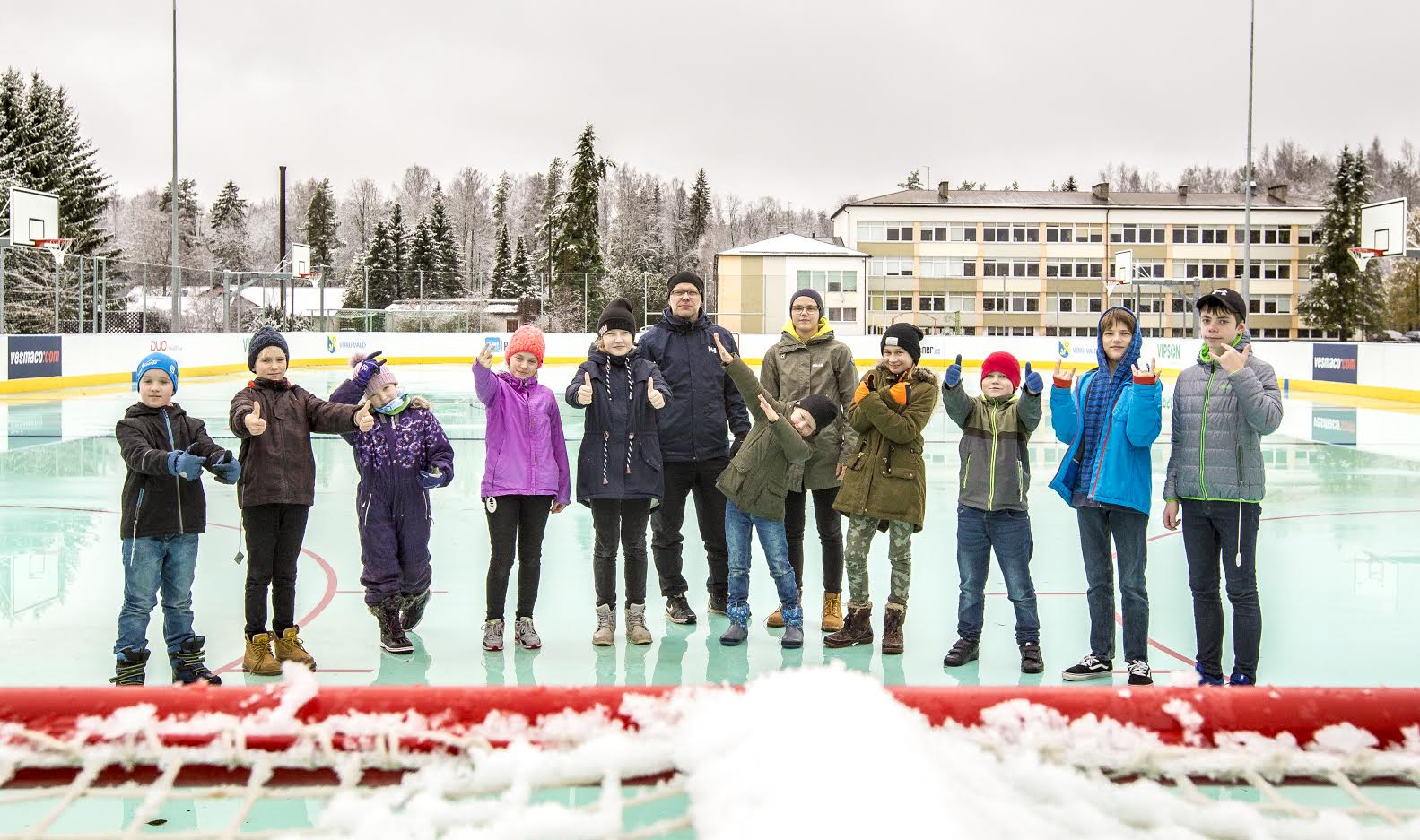 Vastseliina Vapsikute noored koos hokiklubi juhendaja Taavi Tuvikesega eile lõuna ajal vast valminud spordiväljakul. Foto: AIGAR NAGEL