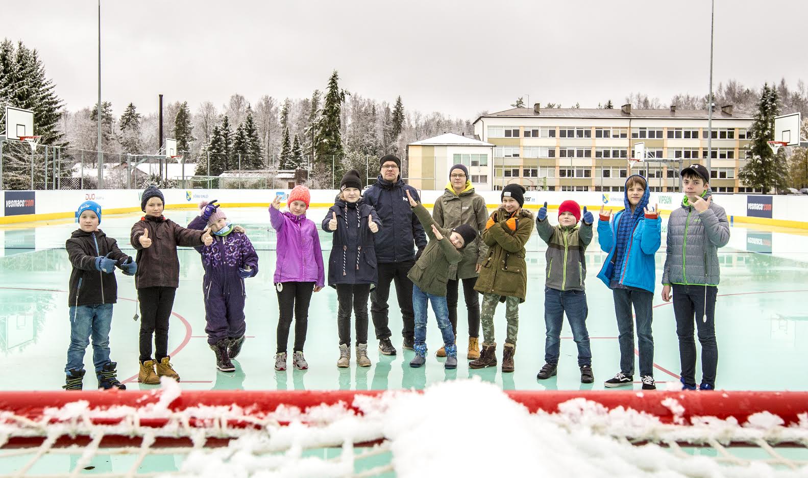 Vastseliina Vapsikute noored koos hokiklubi juhendaja Taavi Tuvikesega eile lõuna ajal vast valminud spordiväljakul. Foto: AIGAR NAGEL