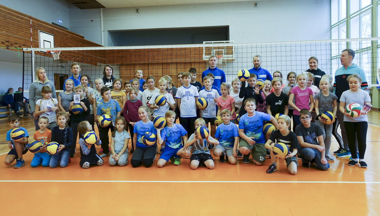 Võru Kesklinna kooli võrkpallifännid. Fotod: ERAKOGU