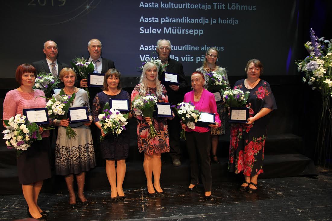 Kultuurivaldkonna tunnustatud. Alt vasakult: aasta unikaalse looja tiitli omanik Liia Luik, aasta eduka esineja tiitli saanud ansambli Vannamuudu esindaja, aasta kultuurielu kirgastaja, Parksepa line-tantsijate esindaja, ürituse „Viis päeva Võru vallas” algataja tiitli pälvinud Gertu Viiask Puiga kandist, Valli Lukin Pühajõe piirkonnast ja Sirje Kuuseorg Lasva kandist. Ülevalt vasakult: aasta kultuuritoetaja tiitli pälvinud Tiit Lõhmus, ürituse „Viis päeva Võru vallas” algataja tiitli pälvinud Meelis Aianurm Orava kandist, aasta pärandikandja ja -hoidja tiitli pälvinud Sulev Müürsepp ja ürituse „Viis päeva Võru vallas” algataja tiitli pälvinud Anneli Lõhmus Vastseliina kandist. Fotod: BIRGIT PETTAI