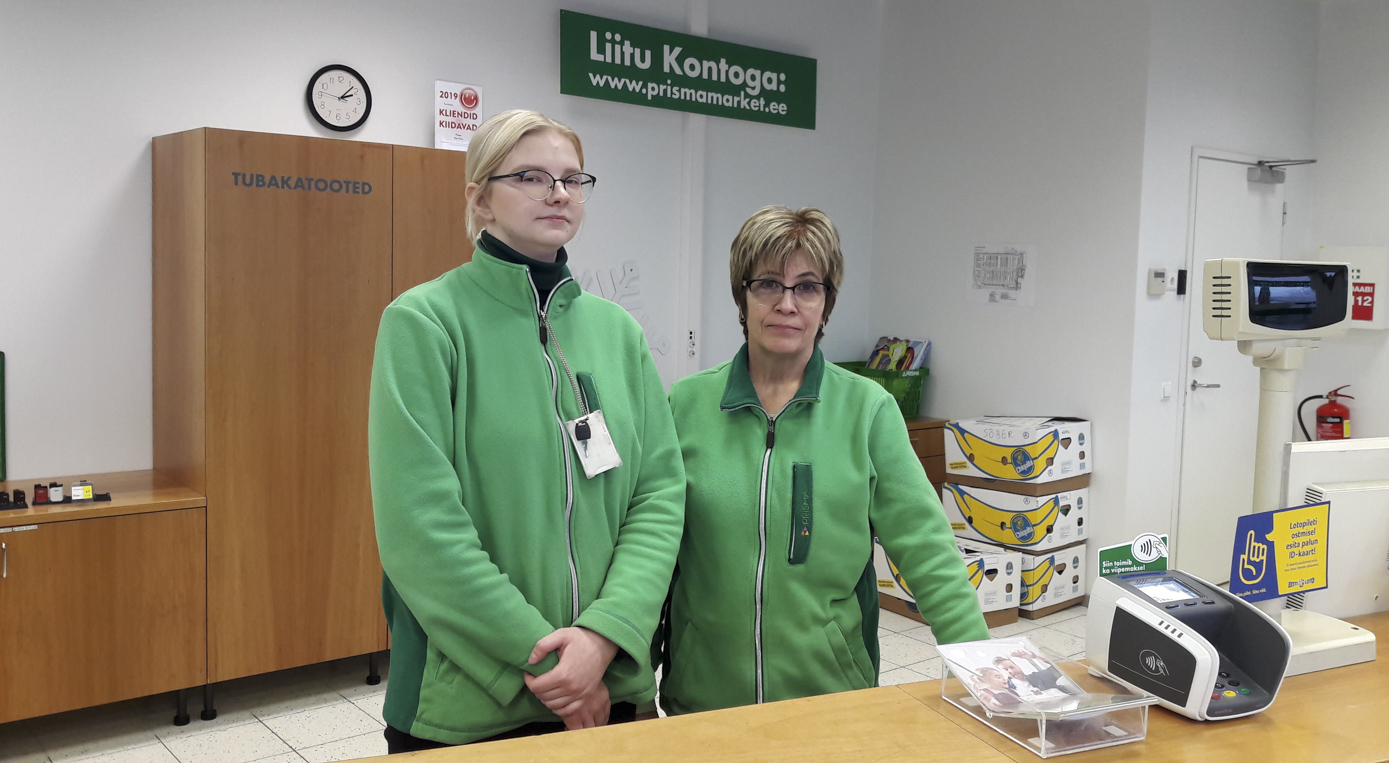 Tartus Jõe Keskuses asuva Sõbra Prisma tublid infoleti töötajad Arina (vasakul) ja Karmen jäid mõnusalt muhelema, kui kuulsid võrukate igatsusest päris oma Prisma järele. Foto: STEN SANG Tartus Jõe Keskuses asuva Sõbra Prisma tublid infoleti töötajad Arina (vasakul) ja Karmen jäid mõnusalt muhelema, kui kuulsid võrukate igatsusest päris oma Prisma järele. Foto: STEN SANG
