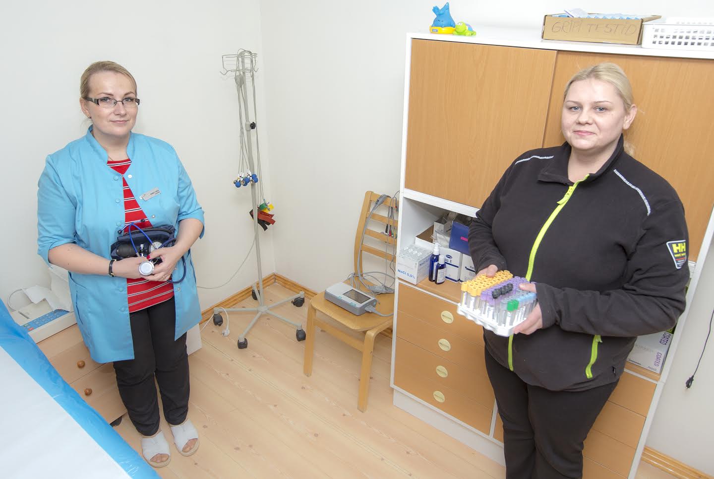Meremäe uus perearst Jana Merisalu (pildil paremal) on tohtrina töötanud kümme aastat ja töötab praegu ka Tallinnas. Piret Vesi on pereõena töötanud üle kahe aasta ja käib tööle Põlvast. Meremäe vastuvõtukohas on alles kõik olulised perearstiteenused alustades vereproovide ja analüüsidega ning lõpetades tohtri ja pereõe ühisel panusel korda saadud vastuvõturuumi, lastetoa ja puhketoaga. Vastuvõtutoas olev mähkimislaud on samuti tohtri enda kätega valmistatud. Foto: AIGAR NAGEL Meremäe uus perearst Jana Merisalu (pildil paremal) on tohtrina töötanud kümme aastat ja töötab praegu ka Tallinnas. Piret Vesi on pereõena töötanud üle kahe aasta ja käib tööle Põlvast. Meremäe vastuvõtukohas on alles kõik olulised perearstiteenused alustades vereproovide ja analüüsidega ning lõpetades tohtri ja pereõe ühisel panusel korda saadud vastuvõturuumi, lastetoa ja puhketoaga. Vastuvõtutoas olev mähkimislaud on samuti tohtri enda kätega valmistatud. Foto: AIGAR NAGEL