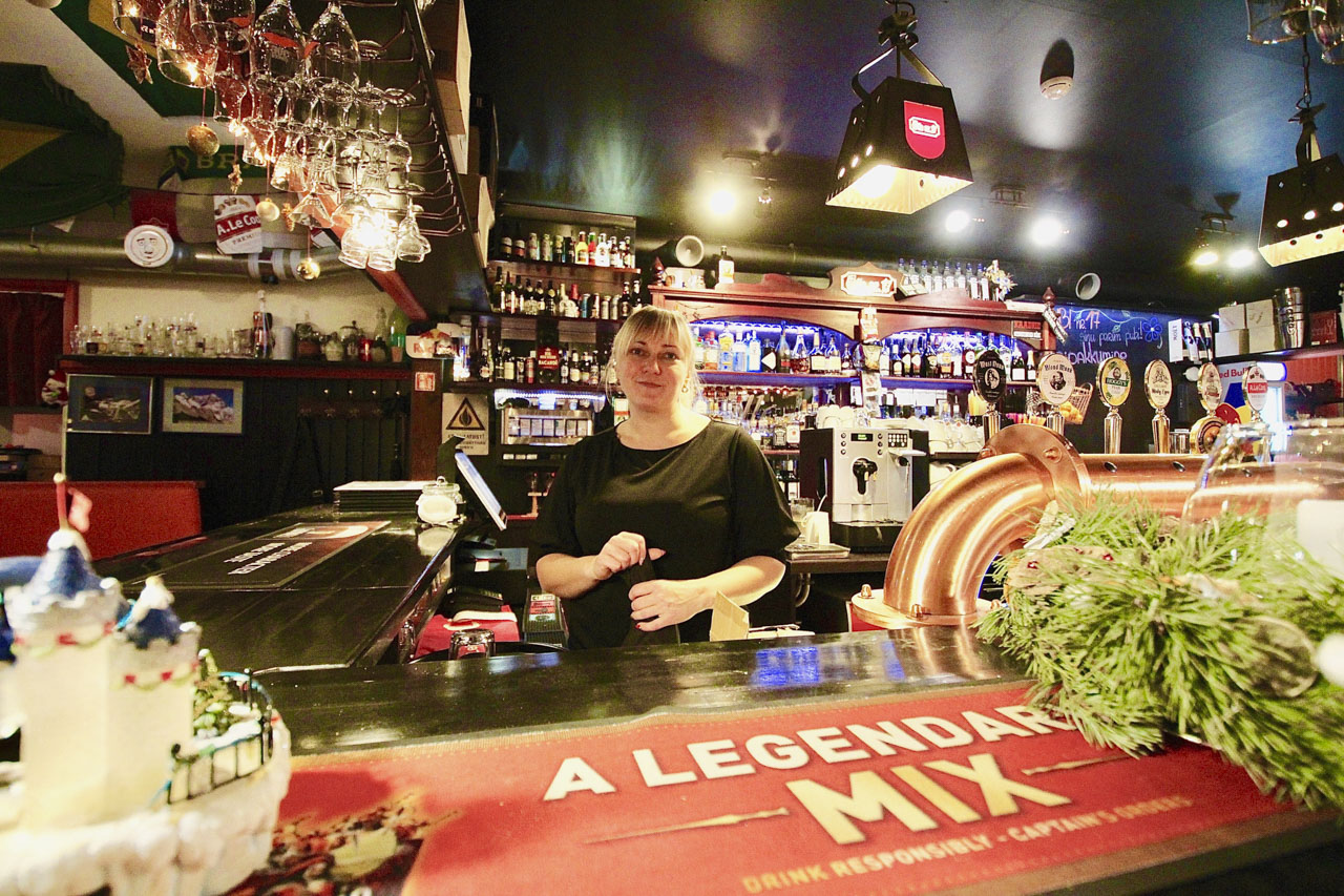 Rõõmsameelne Õlle 17 baarivanem Elerin kujundas ise baaris jõulumeeleolu, kiidab oma kaastöötajaid ning soovitab kohad enne broneerida. Fotod: KALEV ANNOM Rõõmsameelne Õlle 17 baarivanem Elerin kujundas ise baaris jõulumeeleolu, kiidab oma kaastöötajaid ning soovitab kohad enne broneerida. Fotod: KALEV ANNOM