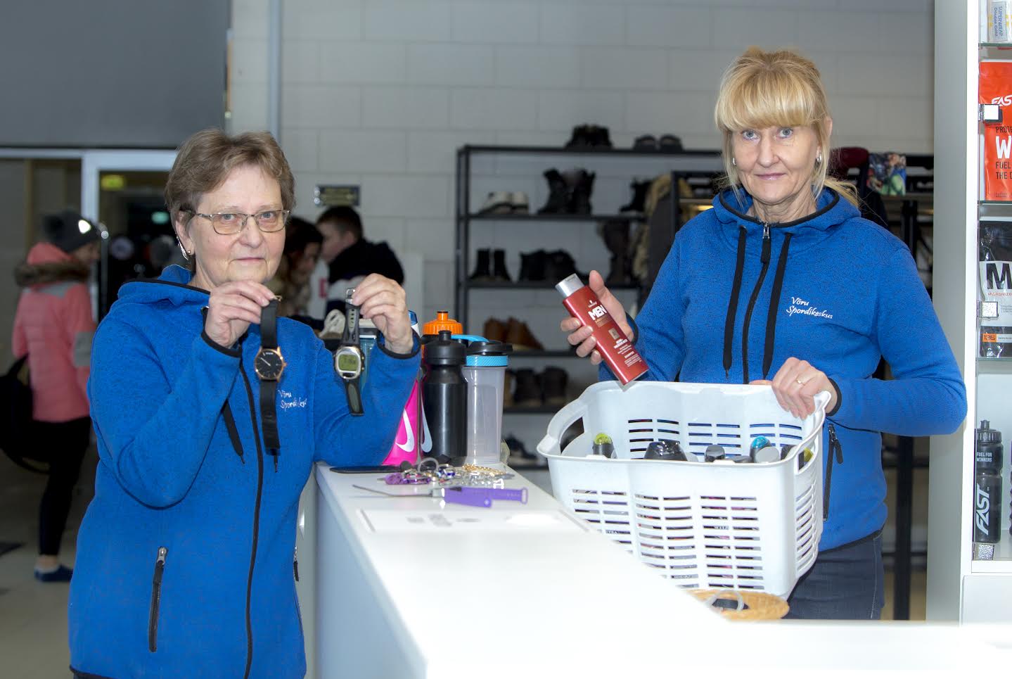 Spordikeskuse juhiabi Reet Jeenase (pildil vasakul) sõnul on unustajateks ikkagi lapsed ja noored, aga ka kooliõpilased ja treenijad. Võru spordikeskuse naised Reet ja Ülle demonstreerivad muu hulgas kadunud riiete sekka sattunud dušigeele, joogipudeleid, kellasid, ehteid, millele järele ei tulda. Spordikeskuse juhiabi Reet Jeenase (pildil vasakul) sõnul on unustajateks ikkagi lapsed ja noored, aga ka kooliõpilased ja treenijad. Võru spordikeskuse naised Reet ja Ülle demonstreerivad muu hulgas kadunud riiete sekka sattunud dušigeele, joogipudeleid, kellasid, ehteid, millele järele ei tulda.