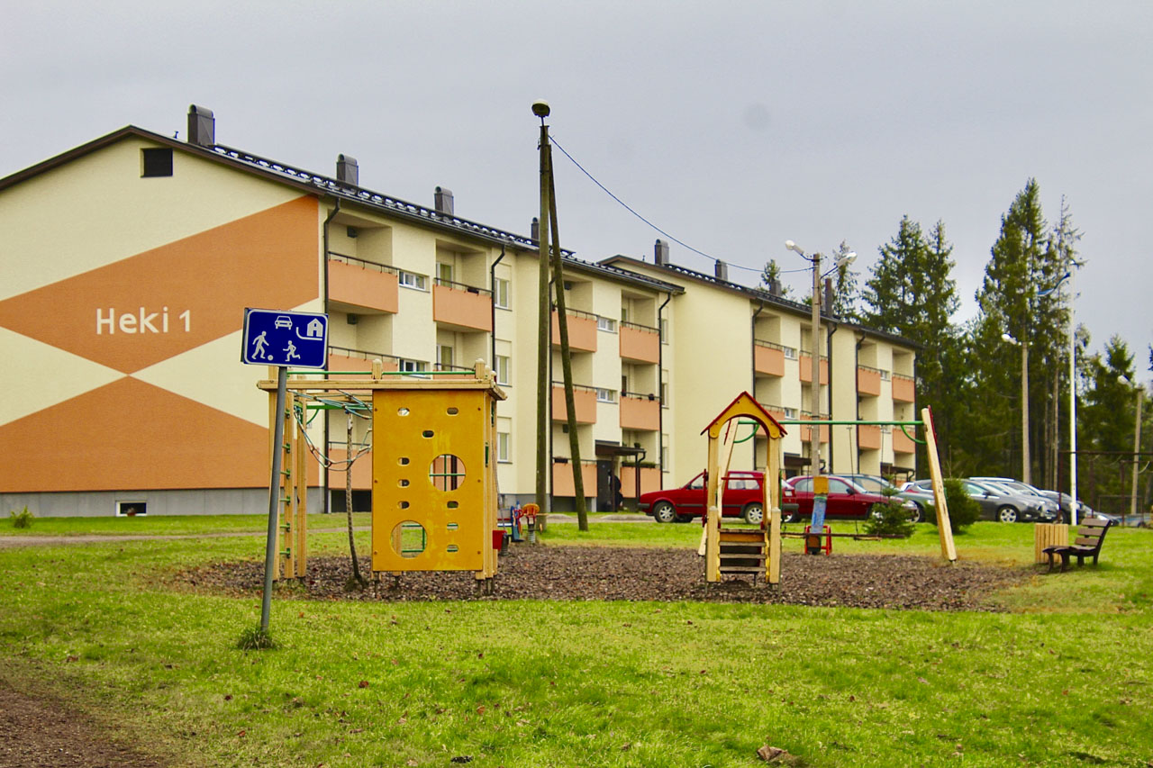 Renoveeritud kortermaja Sõmerpalus Heki 1 paisatab silma juba kaugelt, sest maja asub kaupluse taga mäe peal. Foto: KALEV ANNOM Renoveeritud kortermaja Sõmerpalus Heki 1 paisatab silma juba kaugelt, sest maja asub kaupluse taga mäe peal. Foto: KALEV ANNOM