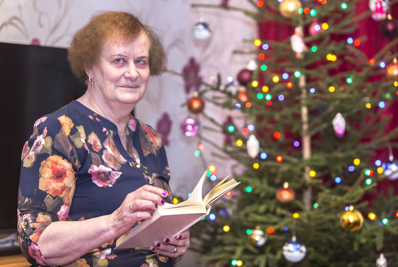 Tiiu Miller koduse jõulupuu ees. Raamatuid on talle meeldinud lugeda lapsest saati, aga nüüd võtab ta tihedamalt kätte ajalehe ning vahel ka ajakirja. Foto: AIGAR NAGEL Tiiu Miller koduse jõulupuu ees. Raamatuid on talle meeldinud lugeda lapsest saati, aga nüüd võtab ta tihedamalt kätte ajalehe ning vahel ka ajakirja. Foto: AIGAR NAGEL