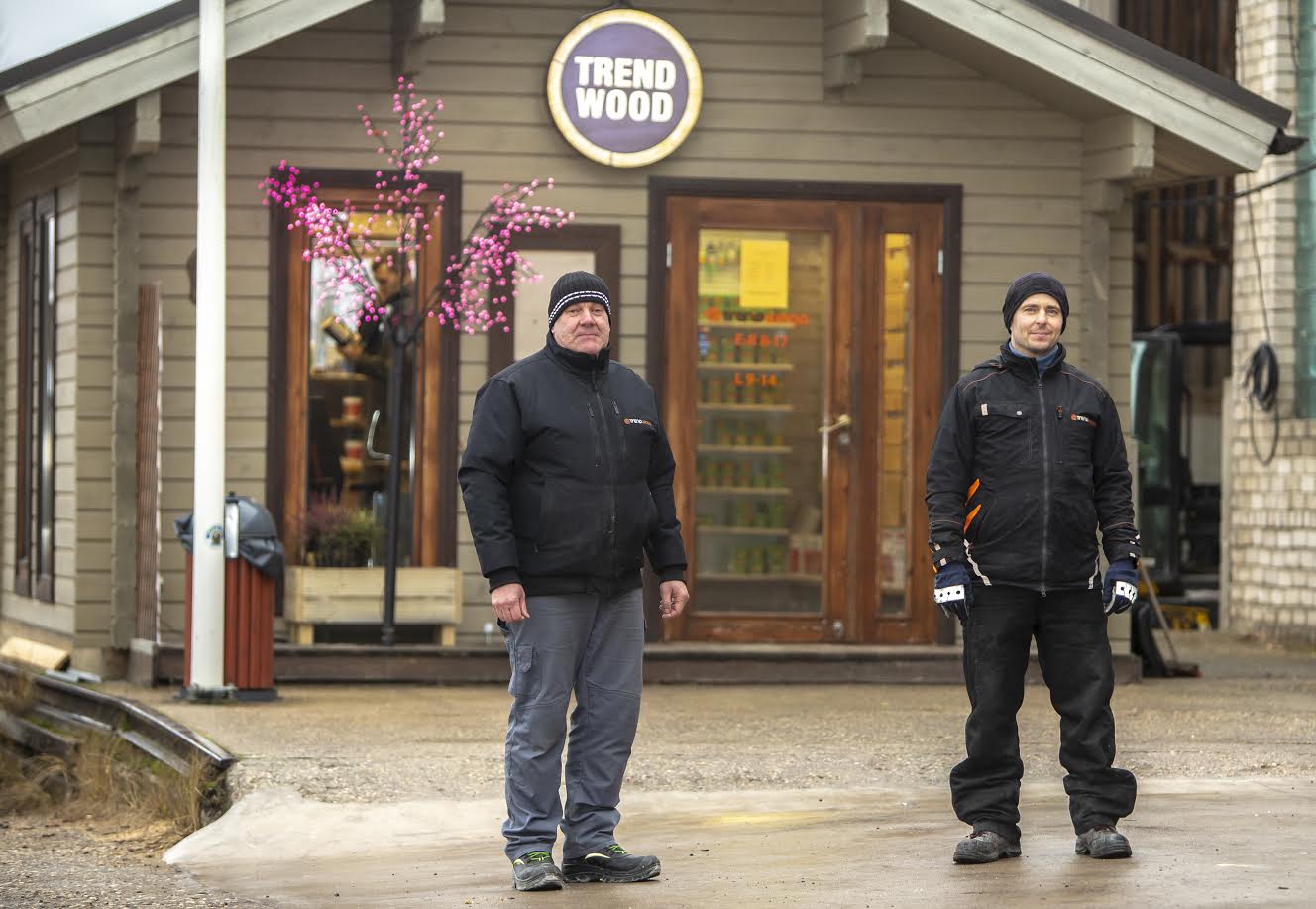 Võrus saematerjali tootmise ja kuivatamisega tegeleva OÜ Trendwood laojuhataja Valju Kuslap (vasakul) ja tõstukijuht Tarmo Rest on positiivselt meelestatud viimistlusliini soetamiseks saabunud arengutoetuse suhtes. Foto: AIGAR NAGEL Võrus saematerjali tootmise ja kuivatamisega tegeleva OÜ Trendwood laojuhataja Valju Kuslap (vasakul) ja tõstukijuht Tarmo Rest on positiivselt meelestatud viimistlusliini soetamiseks saabunud arengutoetuse suhtes. Foto: AIGAR NAGEL