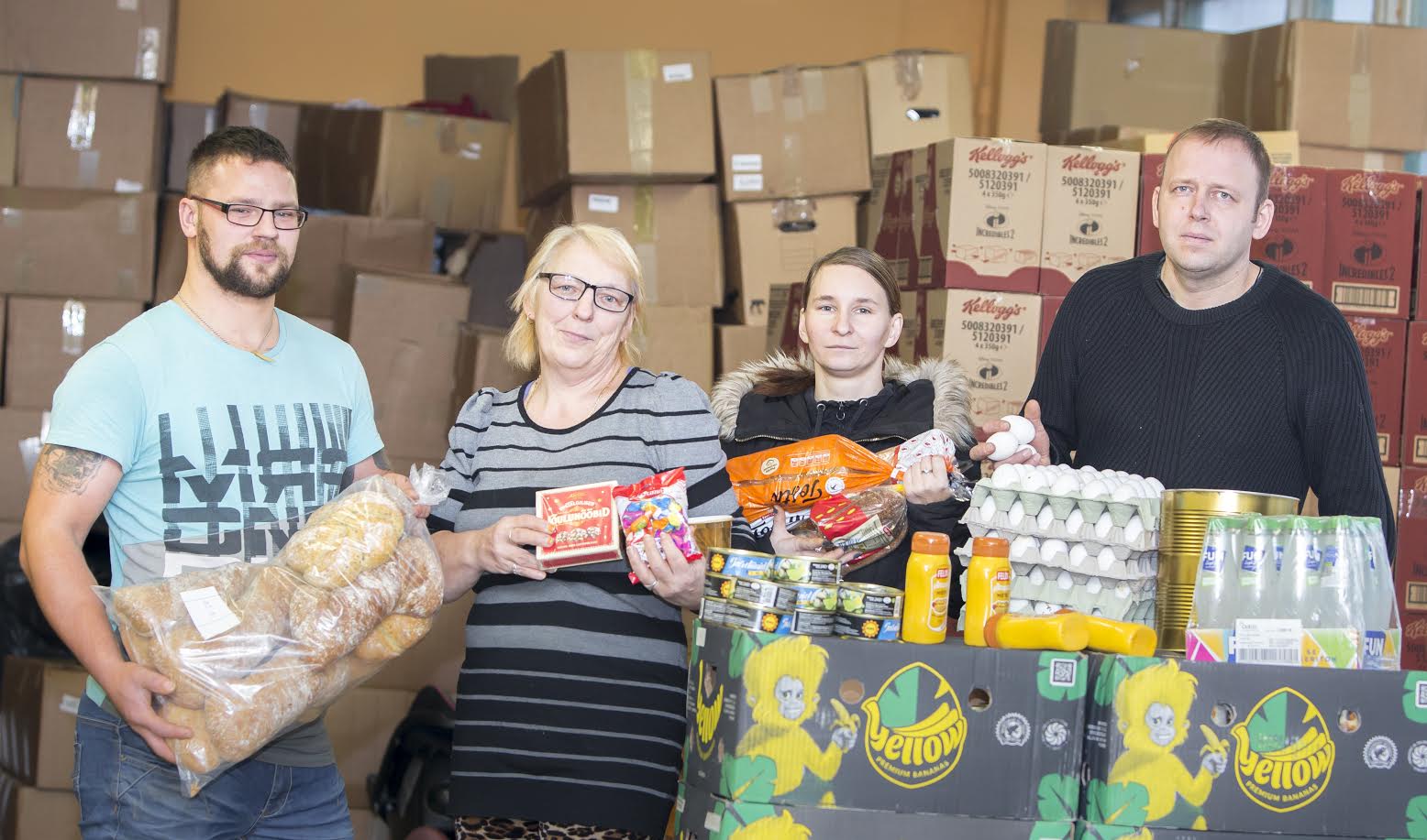 Võru Toidupanga koordinaator Ove Palo (paremalt) koos Svetlana Lauritsa, koordinaator Ester Penki ja vabatahtliku töötaja Jaanus Lauritsaga rühmasid jõulude eel hoolega abipakke komplekteerida. Foto: AIGAR NAGEL Võru Toidupanga koordinaator Ove Palo (paremalt) koos Svetlana Lauritsa, koordinaator Ester Penki ja vabatahtliku töötaja Jaanus Lauritsaga rühmasid jõulude eel hoolega abipakke komplekteerida. Foto: AIGAR NAGEL