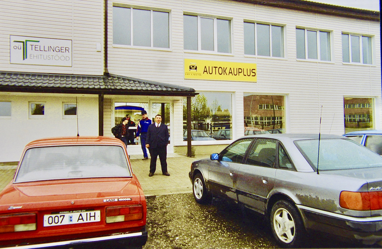 17. oktoobril 1997. aastal ootas Ago Liiv autosalongi trepil rohkete külaliste kogunemist. Pildil esiplaanil paremal seisab Ago Liivi Audi A6, mida ta peab tänaseni parimaks autoks. 17. oktoobril 1997. aastal ootas Ago Liiv autosalongi trepil rohkete külaliste kogunemist. Pildil esiplaanil paremal seisab Ago Liivi Audi A6, mida ta peab tänaseni parimaks autoks.