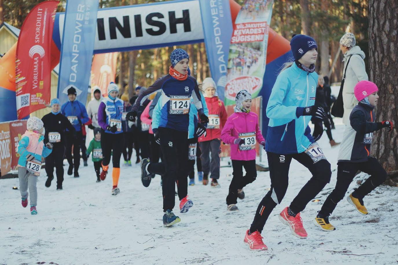 Pühapäeval joosti lumistel Kubja metsaradadel viiendat heategevusjooksu. Foto: VÕRUMAA SPORDILIIT