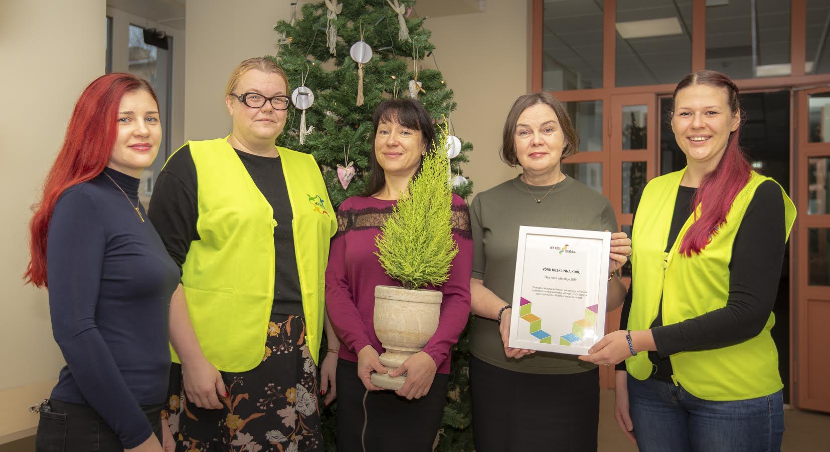 Kesklinna kooli kandideerimise projekti koostajad koos rändkarikaks saadud dolomiidist poti ja väikese kuusega, mille kool saab endale jätta. Maarja Põder (vasakult), Anu Koop, Õnne Kronberg, Kaare Lill, Minni Aia-Utsal. FOTO: Aigar Nagel