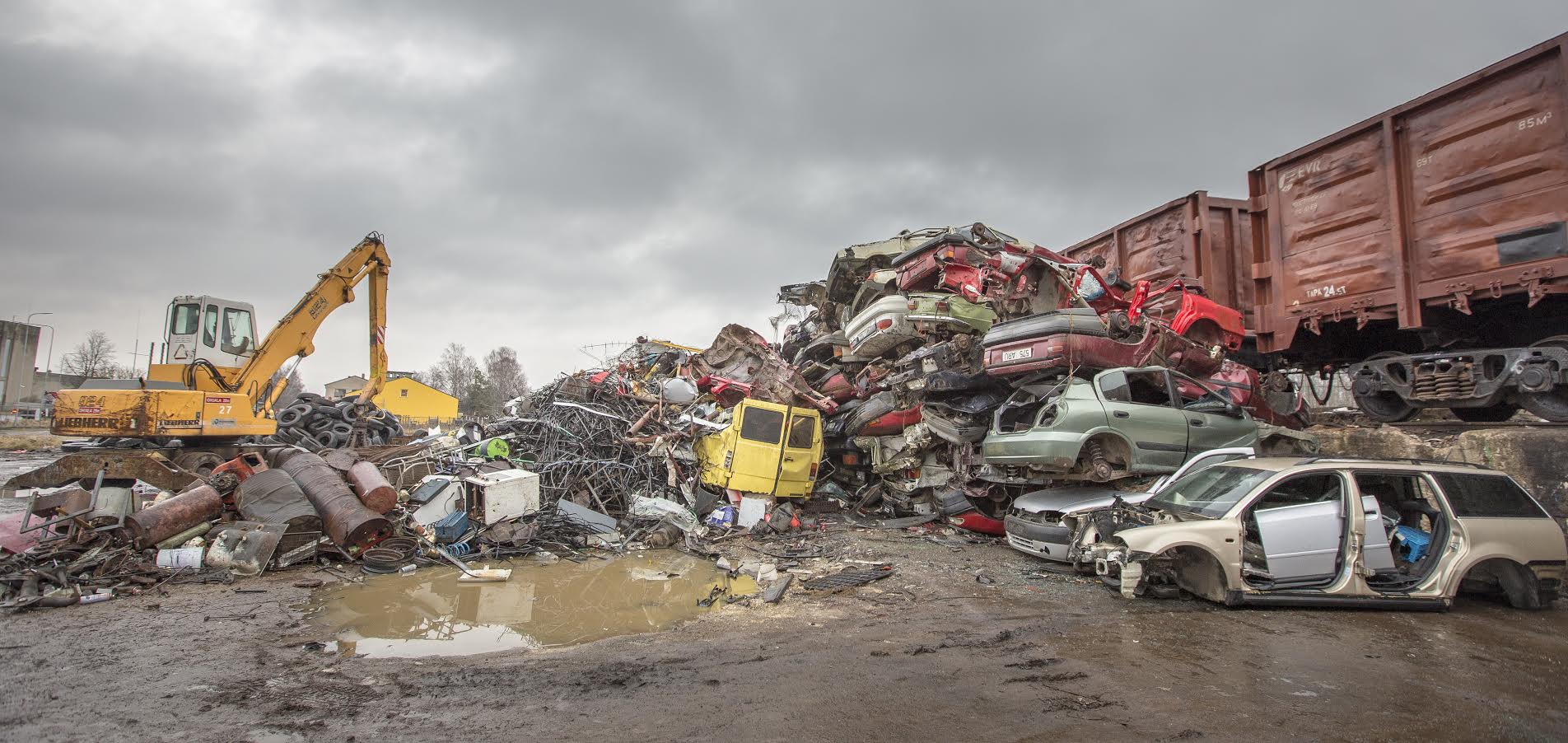 Enamik Võru teeninduspunkti kogutud romusõidukitest saadeti raudteetranspordiga (vagunites) Tallinna terminali, kus toimub romude töötlemine ja purustamine kahe nädala jooksul. Foto: AIGAR NAGEL