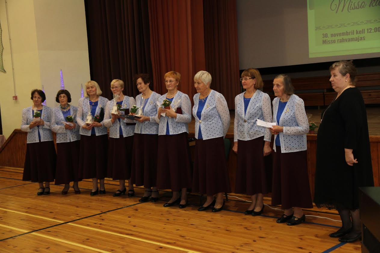 Missos praegu ainsana tegutsev ansambel Meelespea ja juhendaja Edda-Karin Luht (paremal). Foto: BIRGIT PETTAI