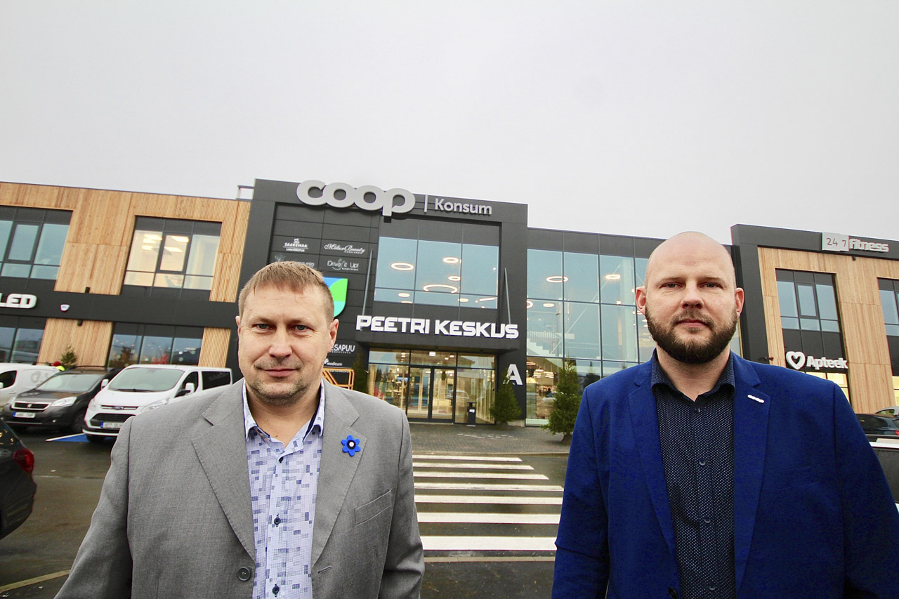 Võru tarbijate ühistu juhatuse liikmed Andres Kõiv (vasakul) ja Taago Taaber möödunud nädalal täna avatava keskuse ees. Foto: KALEV ANNOM