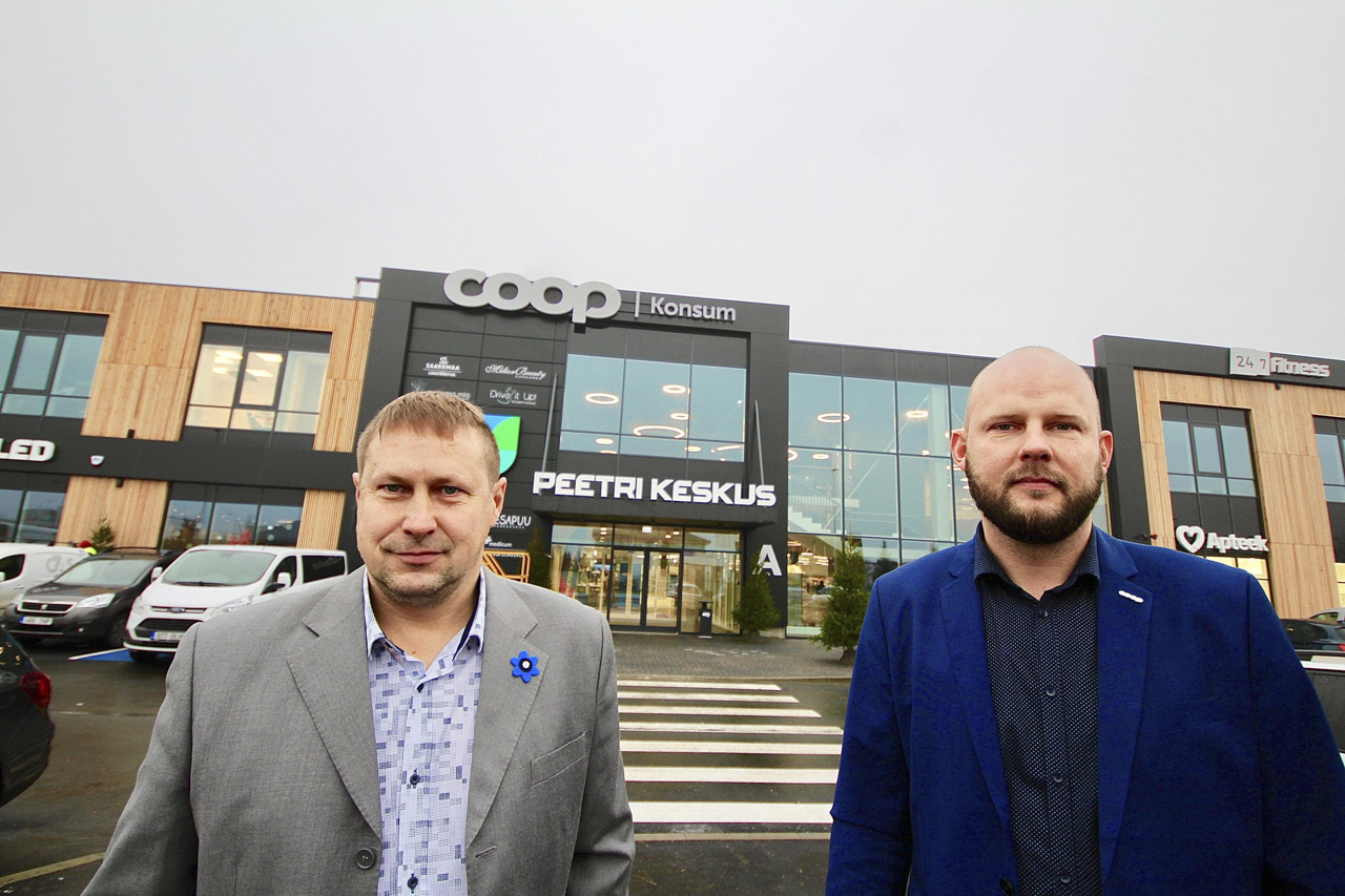 Võru tarbijate ühistu juhatuse liikmed Andres Kõiv (vasakul) ja Taago Taaber möödunud nädalal täna avatava keskuse ees. Foto: KALEV ANNOM Võru tarbijate ühistu juhatuse liikmed Andres Kõiv (vasakul) ja Taago Taaber möödunud nädalal täna avatava keskuse ees. Foto: KALEV ANNOM