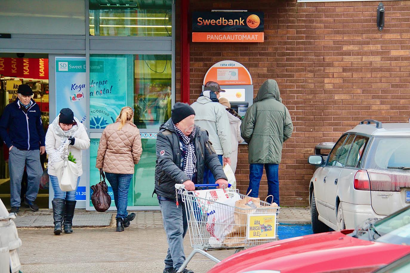 Neljapäeval, 5. detsembril oli lõppeva aasta viimane pensionipäev, mis tõi nagu tavaliselt kauplustesse ja rahaautomaatide juurde rohkelt rahvast. Foto: KALEV ANNOM