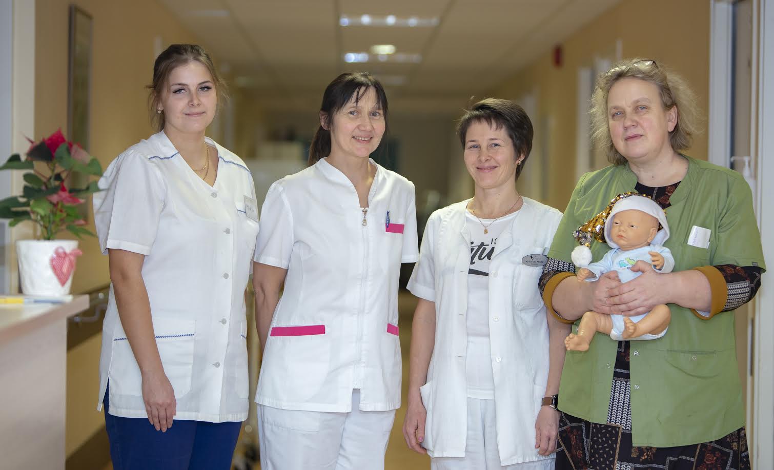 Hooldaja Maria Helen Timmi (vasakult), ämmaemand Anneli Kakku, hooldaja Kristiina Nupp ja õendusjuht Angela Siidra eile lõuna ajal Lõuna-Eesti haigla sünnitusosakonnas. Foto: AIGAR NAGEL Hooldaja Maria Helen Timmi (vasakult), ämmaemand Anneli Kakku, hooldaja Kristiina Nupp ja õendusjuht Angela Siidra eile lõuna ajal Lõuna-Eesti haigla sünnitusosakonnas. Foto: AIGAR NAGEL