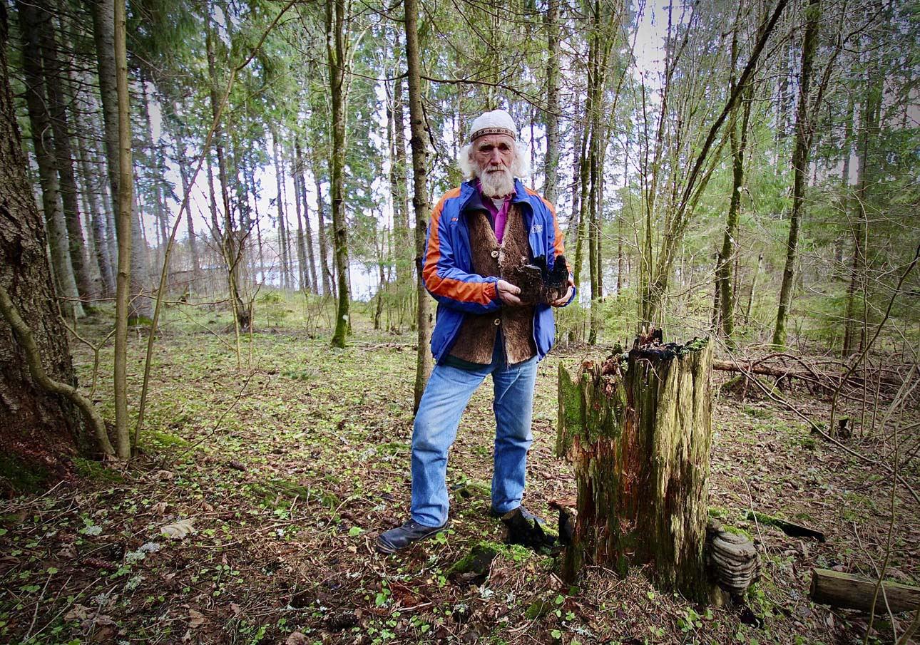 Piksepüha saab tähistada kohas, kui pikne on kunagi käinud. Agu Hollo ongi Vaskna metsas, kus pikne metsa seest kuuse valis ja selle pilbasteks lõi. Taamal paistab läbi puude Vaskna järv. Foto: KALEV ANNOM Piksepüha saab tähistada kohas, kui pikne on kunagi käinud. Agu Hollo ongi Vaskna metsas, kus pikne metsa seest kuuse valis ja selle pilbasteks lõi. Taamal paistab läbi puude Vaskna järv. Foto: KALEV ANNOM