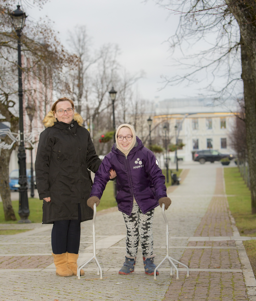 Lastefondist lisatuge saava Võrumaa neiu Kelly ja tema ema Marina (vasakul) südamesoov on, et kõigil abivajavatel lastel oleks võimalus saada vajalikke teenuseid ja ravi. Foto: AIGAR NAGEL