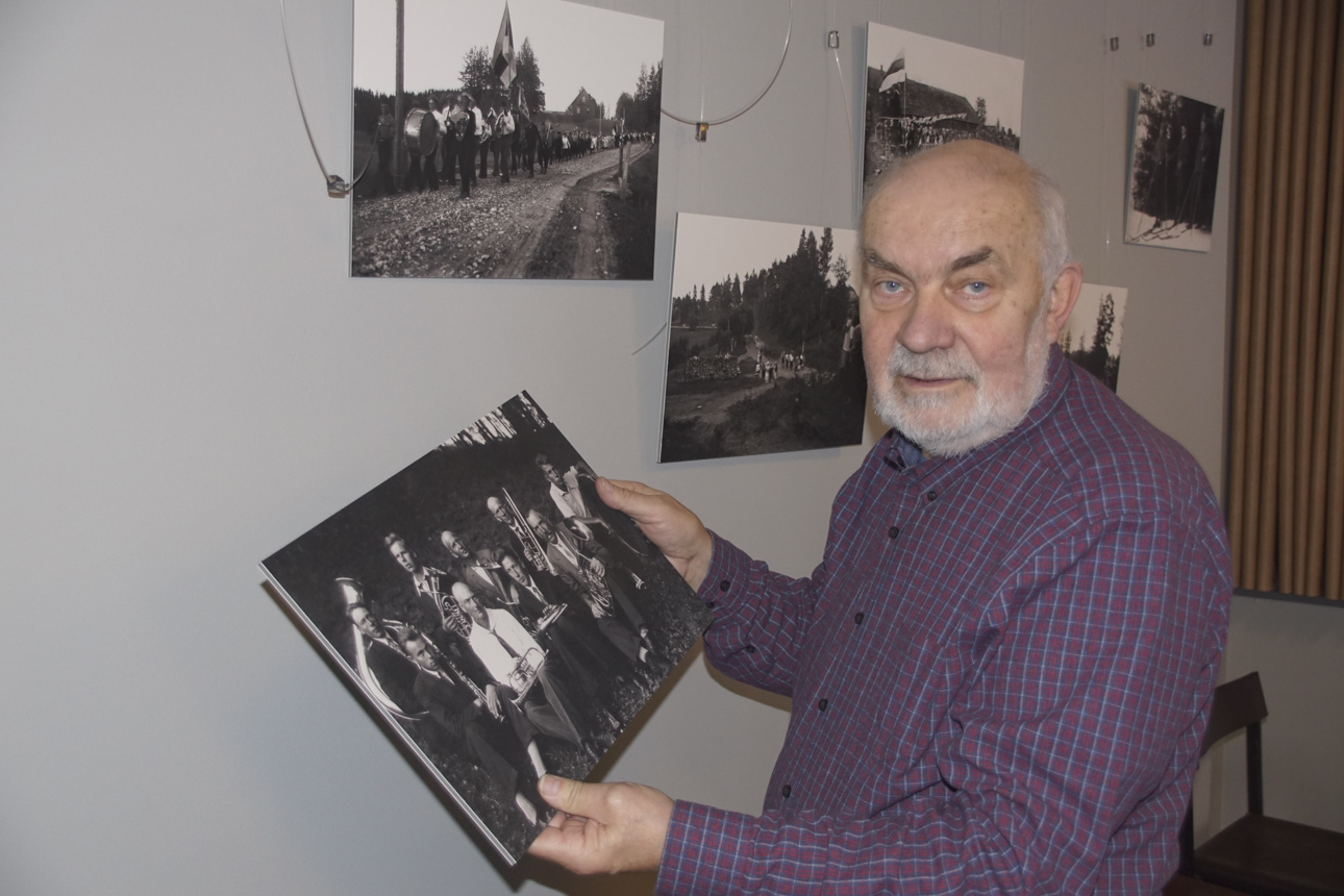 Ago Ruus Tsoorus külafotograaf Aleksander Schmidti pildinäitust üles panemas. Fotod: KALLE NURK Ago Ruus Tsoorus külafotograaf Aleksander Schmidti pildinäitust üles panemas. Fotod: KALLE NURK