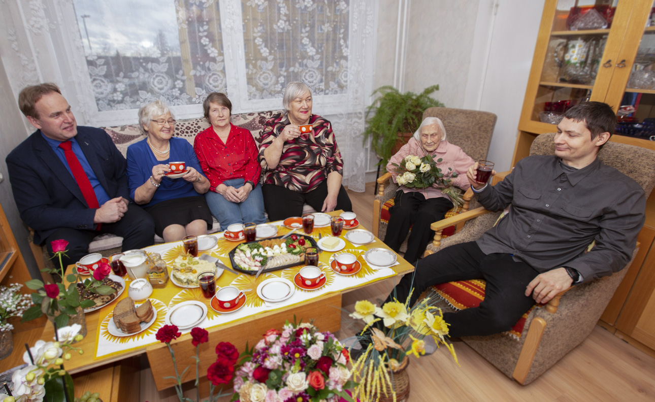 Täna pärastlõunal Võru väärika juubilari Hilja Mikussaare juures. Vasakult linnapea Anti Allas, endised kolleegid Anne Taro ja Tiiu Kuus, tütar Helve Mikussaar, Hilja Mikussaar ja Võrumaa vaegkuuljate ühingu esimees Janno Kuus. FOTO: Aigar Nagel Täna pärastlõunal Võru väärika juubilari Hilja Mikussaare juures. Vasakult linnapea Anti Allas, endised kolleegid Anne Taro ja Tiiu Kuus, tütar Helve Mikussaar, Hilja Mikussaar ja Võrumaa vaegkuuljate ühingu esimees Janno Kuus. FOTO: Aigar Nagel