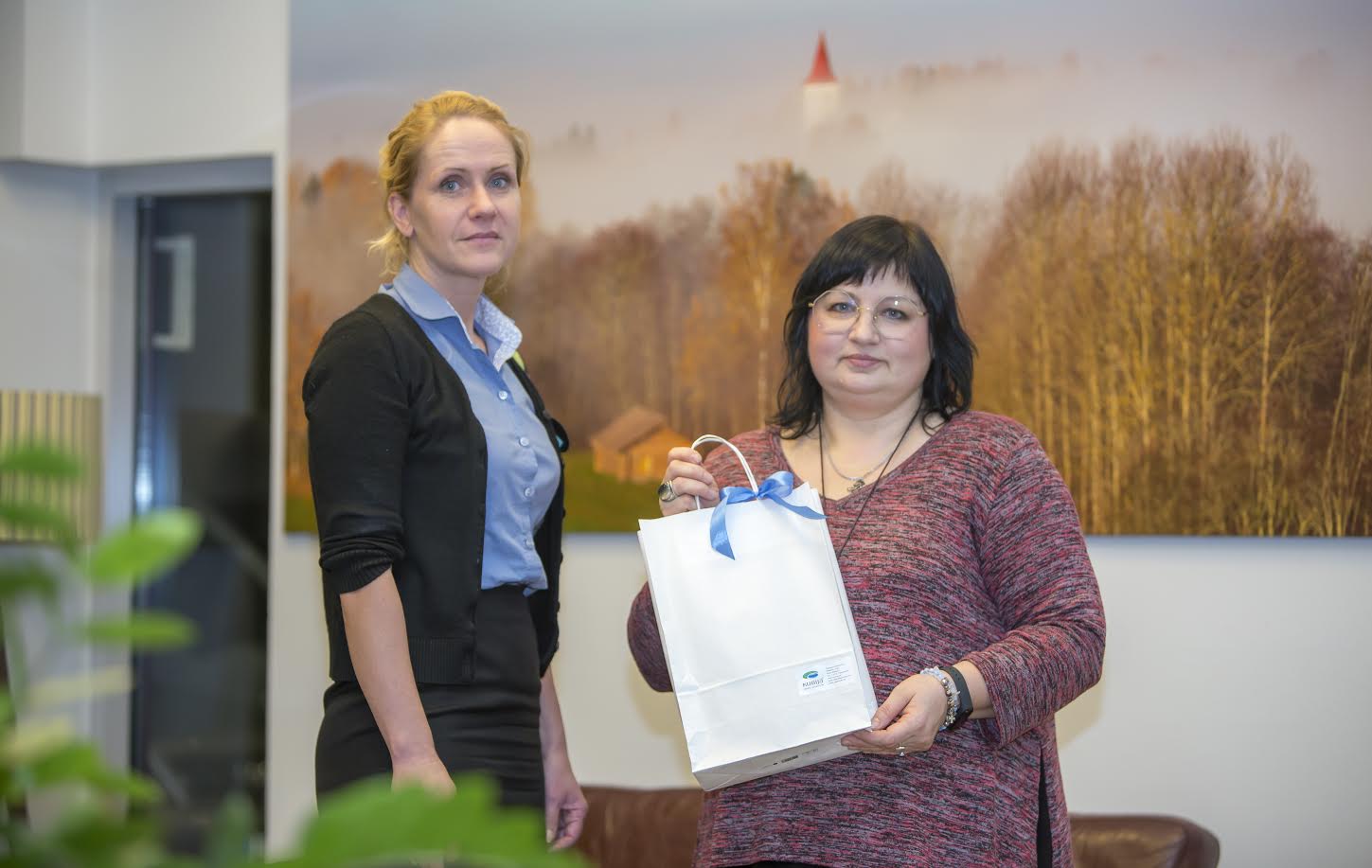 Maie Karrole andis auhinna üle Kubija hotell-loodusspaa administraator Moonika. Maiel on plaanis spaasse minna koos oma kahe poja ja sõbrannaga. Foto: AIGAR NAGEL Maie Karrole andis auhinna üle Kubija hotell-loodusspaa administraator Moonika. Maiel on plaanis spaasse minna koos oma kahe poja ja sõbrannaga. Foto: AIGAR NAGEL