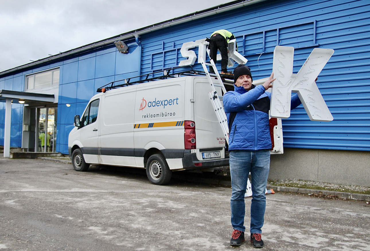 Rõugelane Urmo Luik (pildil esiplaanil) nimetab 2019. aastat Stokkeris kui võrulaste robotniidukite avastamise aastaks, sest Itaalia Ambrogio niidukitel oli suur müügimenu. Kevad on juba õhus ning õige aeg mõelda oma tehnika hooldusse toomisele. Urmo Luik soovitab, et maikuus mitte paanitseda, tasub näiteks märtsis ettenägelik olla ja tehnikat korrastada. Võru Stokkeris töötab kuus inimest, sealhulgas kaks hooldetehnikut. Taga näeme ADexperdi tootmisjuhti Ain Kipastot reklaamsilti paigaldamas. FOTO: Kalev Annom