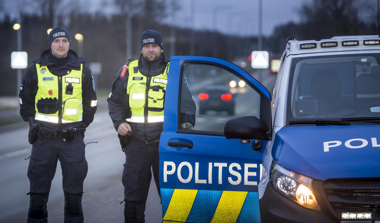 Kagu politseijaoskonna välijuhi Taisto Paju (vasakul) ja patrullpolitseiniku Jaanis Poola sõnul, kes aasta esimesel päeval erinevates vahetustes tööd alustasid, ei saa 1. jaanuari väga erakordseks nimetada, sest aasta algas üldiselt rahulikult. Ehkki aastavahetused on nende sõnul nagunii töörohkemad kui tavapäraselt, siis esimene teade ühest kadunud poisist Võrumaal lahenes ka seekord hästi ning kadunud noormehe leidis ruttu üles hoopis sõber. Foto: AIGAR NAGEL Kagu politseijaoskonna välijuhi Taisto Paju (vasakul) ja patrullpolitseiniku Jaanis Poola sõnul, kes aasta esimesel päeval erinevates vahetustes tööd alustasid, ei saa 1. jaanuari väga erakordseks nimetada, sest aasta algas üldiselt rahulikult. Ehkki aastavahetused on nende sõnul nagunii töörohkemad kui tavapäraselt, siis esimene teade ühest kadunud poisist Võrumaal lahenes ka seekord hästi ning kadunud noormehe leidis ruttu üles hoopis sõber. Foto: AIGAR NAGEL