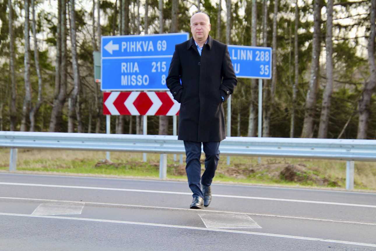 Võrulane Tarmo Piirmann (51) on Eestimaal ainuke talituse juht, kes saab seista riigi tähtsaima maantee ristmikul, kus naabrid on lähedal ja pealinn kaugemal kui kellelgi teisel. Foto: KALEV ANNOM Võrulane Tarmo Piirmann (51) on Eestimaal ainuke talituse juht, kes saab seista riigi tähtsaima maantee ristmikul, kus naabrid on lähedal ja pealinn kaugemal kui kellelgi teisel. Foto: KALEV ANNOM