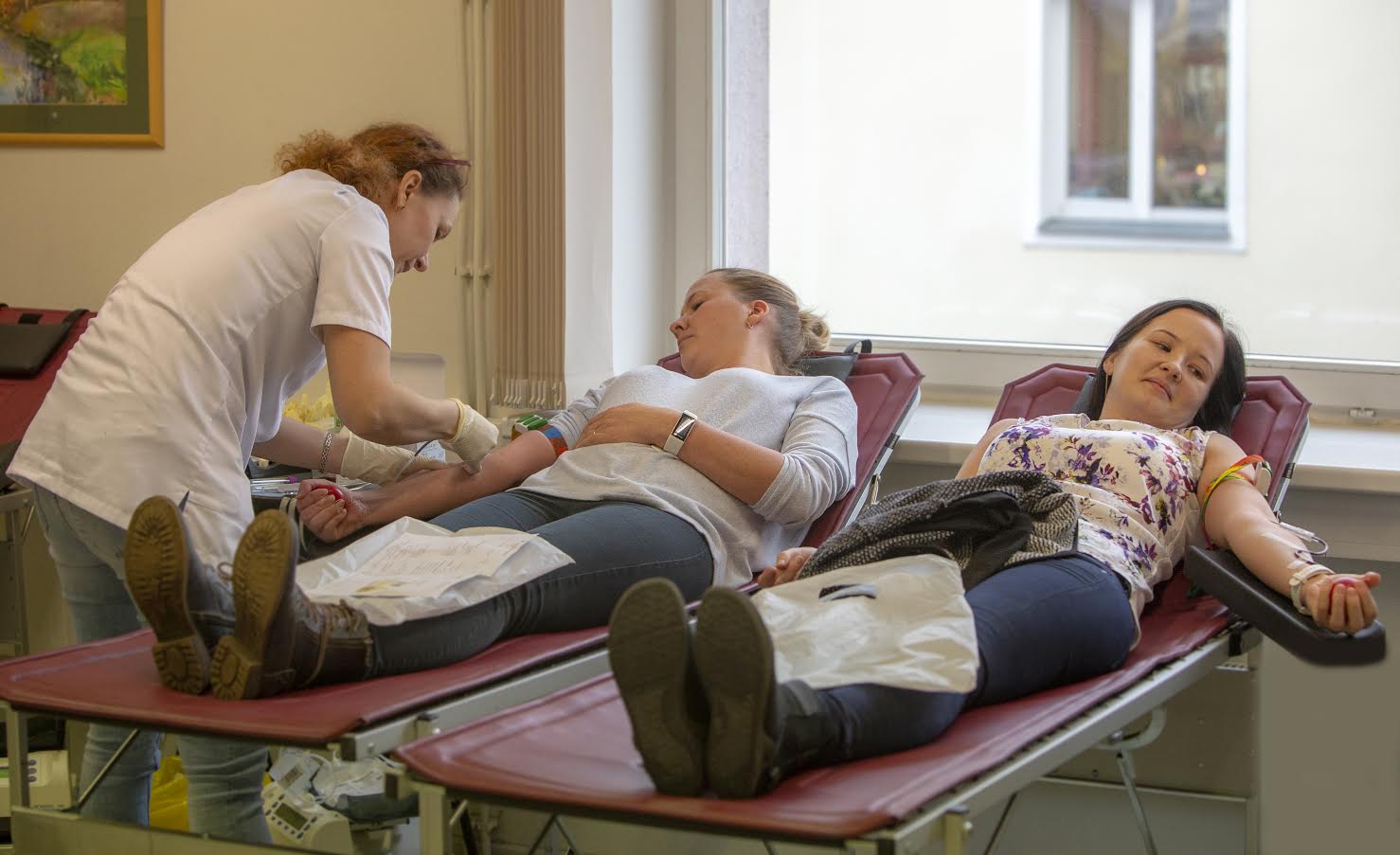 Liina ja Kadri (vasakult) on õed, kes käivad regulaarselt verd andmas juba mitmendat aastat, sest leiavad, et sellest on abi paljudele abivajajatele. Foto: AIGAR NAGEL Liina ja Kadri (vasakult) on õed, kes käivad regulaarselt verd andmas juba mitmendat aastat, sest leiavad, et sellest on abi paljudele abivajajatele. Foto: AIGAR NAGEL