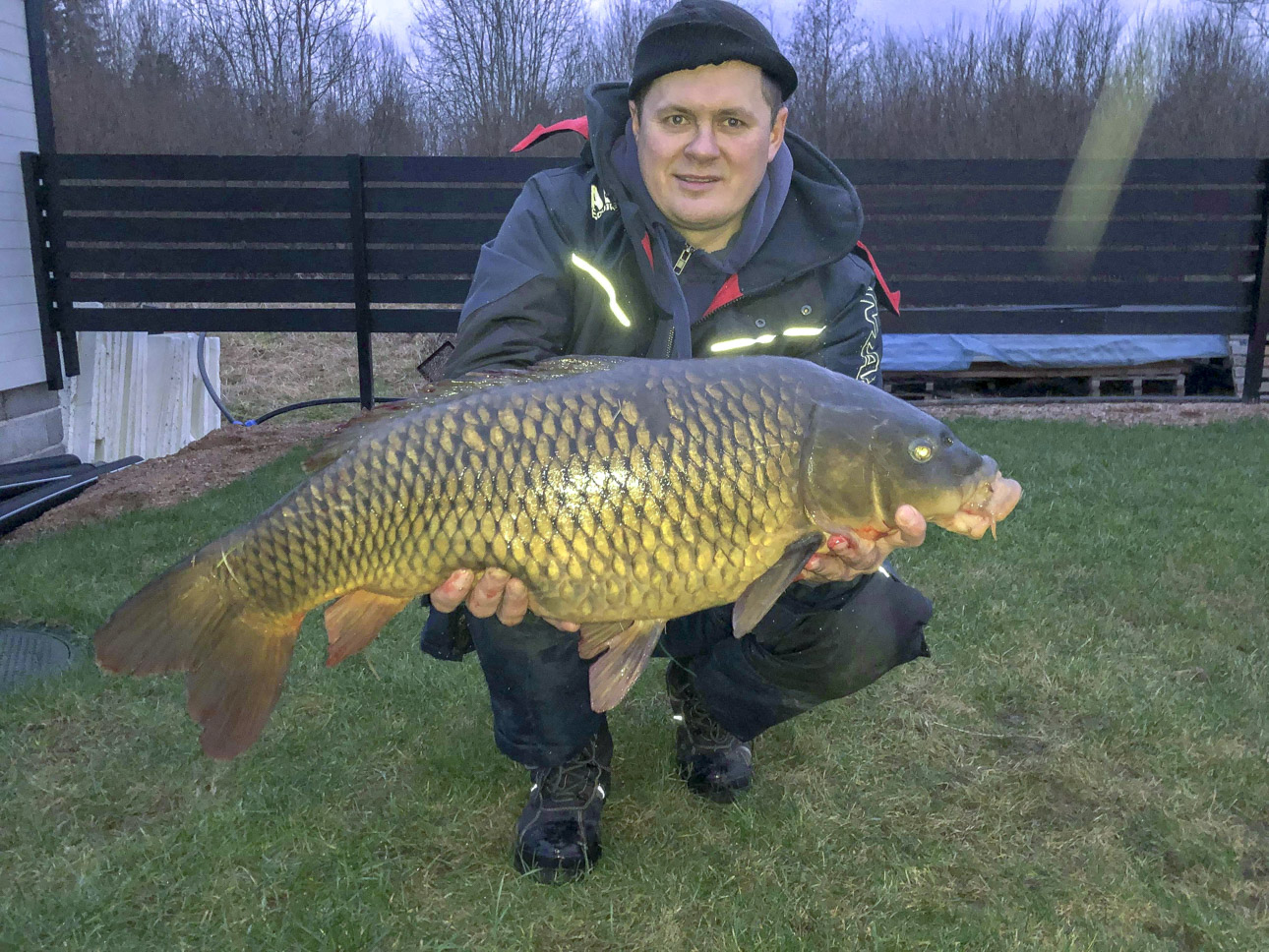 Neljapäeval Vagula järvest välja tiritud karpkala, mis kaalus 9,62 kilogrammi. Pildil üks kalameestest, Taavi Kalk, pildilt puudu Tanel Juganson. Fotod: ERAKOGU Neljapäeval Vagula järvest välja tiritud karpkala, mis kaalus 9,62 kilogrammi. Pildil üks kalameestest, Taavi Kalk, pildilt puudu Tanel Juganson.Fotod: ERAKOGU