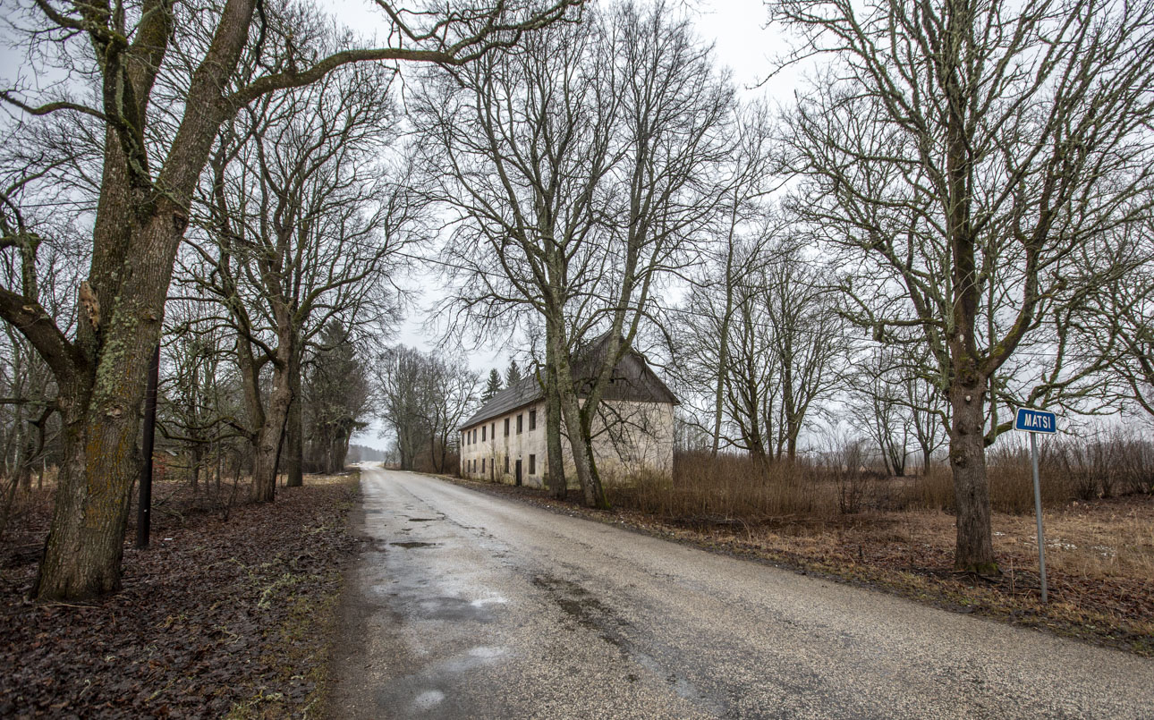 Vimase aasta jooksul on Matsi küla erakinnistule veetud prügi valimatult: ohtlike kemikaalide kõrval võib leida autorehve, kõiksugu olmetehnikat, mööblit, riideesemeid, jalanõusid ja ehitusprahti. FOTOD: Aigar Nagel Vimase aasta jooksul on Matsi küla erakinnistule veetud prügi valimatult: ohtlike kemikaalide kõrval võib leida autorehve, kõiksugu olmetehnikat, mööblit, riideesemeid, jalanõusid ja ehitusprahti. FOTOD: Aigar Nagel