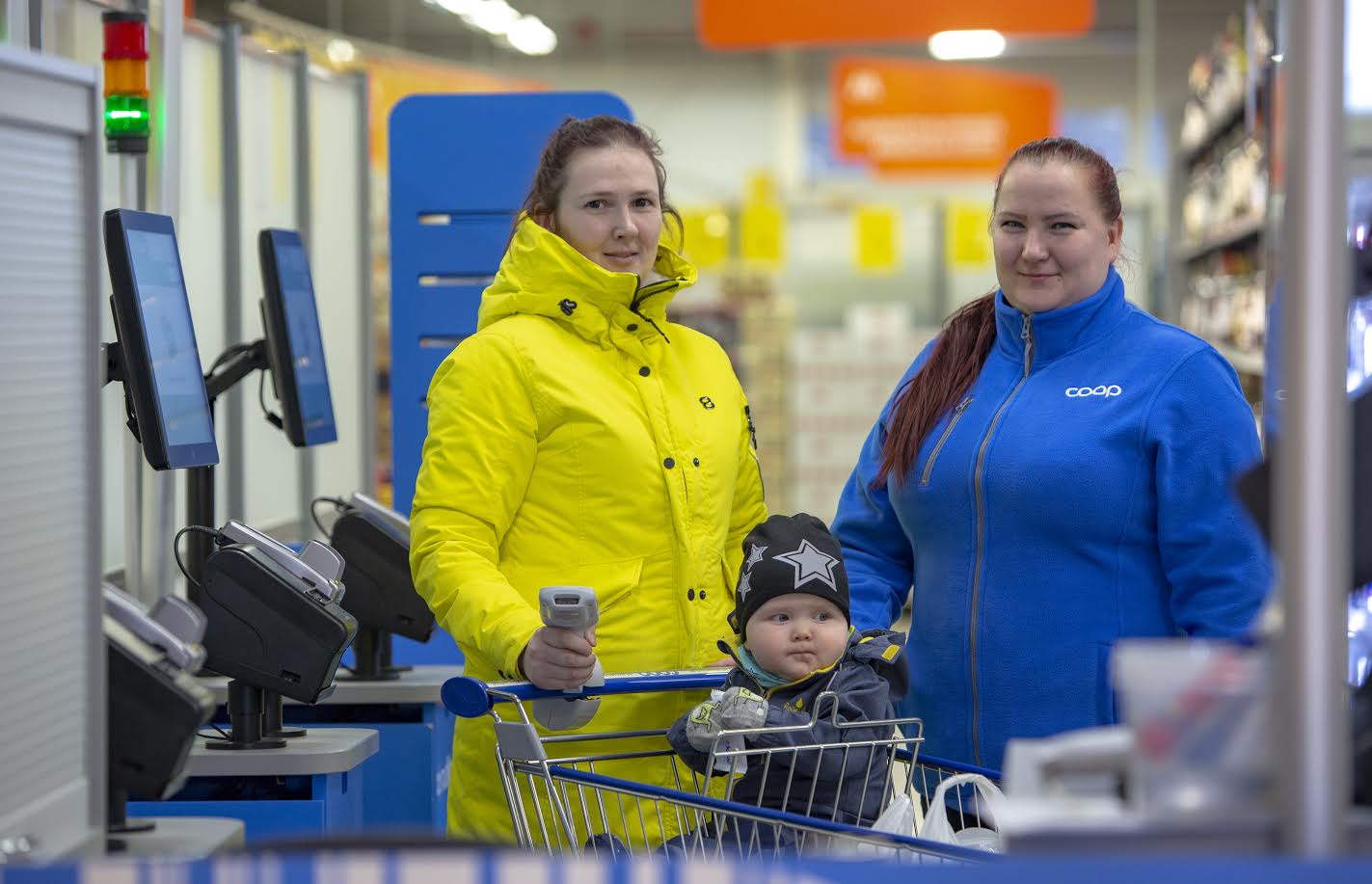 Võru Maksimarketi vanemmüüja Tiiu Vumba ja Maksimarketit tihti külastavad Katre Lukk ja 11kuune Lucas Aasaroht kasutavad nutikassasid ning eelistavad enamasti puldiga nutikassat oma ostude eest tasumisel. Foto: AIGAR NAGEL Võru Maksimarketi vanemmüüja Tiiu Vumba ja Maksimarketit tihti külastavad Katre Lukk ja 11kuune Lucas Aasaroht kasutavad nutikassasid ning eelistavad enamasti puldiga nutikassat oma ostude eest tasumisel. Foto: AIGAR NAGEL