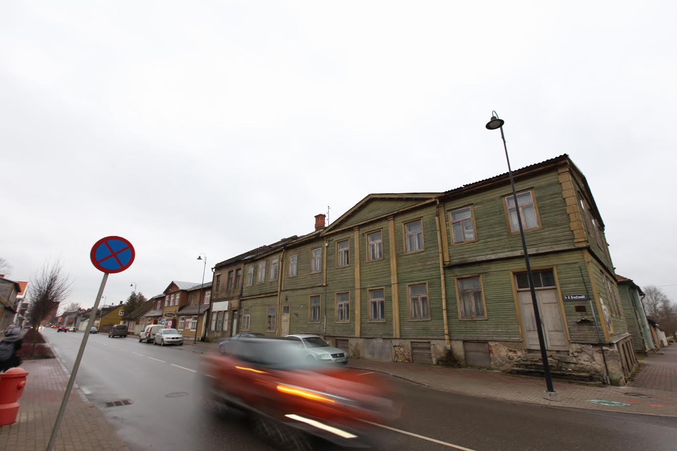Võru linnavalitsus võttis eelmisel aastal vastu üheksa taotlust muinsukaitsealuste hoonete omanikelt, kes soovisid linnalt toetust saada. Võru linna muinsuskaitsealuste hoonete nimekiri on üsna pikk ja vaeslapse rollis olevate hoonete väljanägemine paistab eriti hästi silma Kreutzwaldi tänaval. Foto: AIGAR NAGEL Võru linnavalitsus võttis eelmisel aastal vastu üheksa taotlust muinsukaitsealuste hoonete omanikelt, kes soovisid linnalt toetust saada. Võru linna muinsuskaitsealuste hoonete nimekiri on üsna pikk ja vaeslapse rollis olevate hoonete väljanägemine paistab eriti hästi silma Kreutzwaldi tänaval. Foto: AIGAR NAGEL