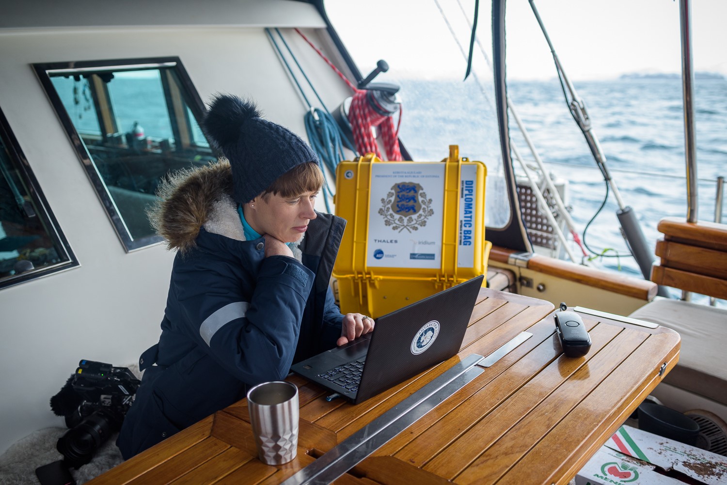Riigipea allkirjastas teenetemärkide otsuse digitaalselt Antarktikas purjelaeva Admiral Bellingshausen pardal, kus ta on töövisiidil. Riigipea allkirjastas teenetemärkide otsuse digitaalselt Antarktikas purjelaeva Admiral Bellingshausen pardal, kus ta on töövisiidil.