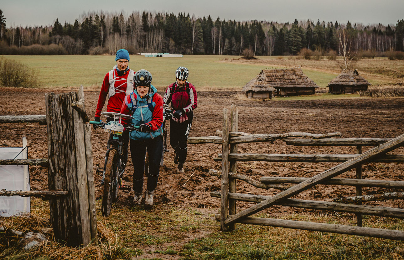 Kahekordne Eesti meister orienteerumises Eleri Hirv (pildil esiplaanil) osales võistlusel juba teist korda ning peab utradistantsi läbimist mõnusaks pikaks treeninguks. Foto: Taliharja Vanakuri korraldaja