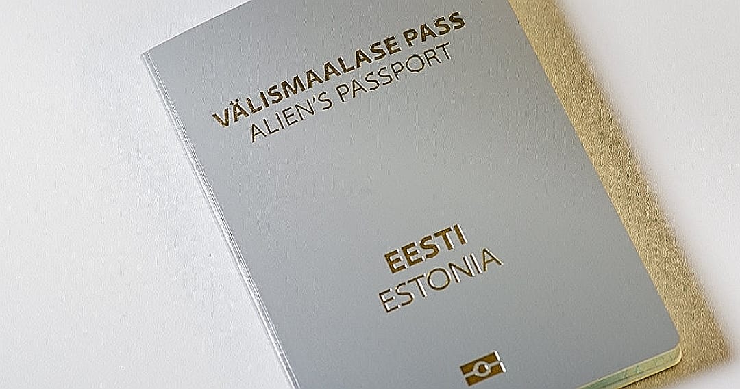 FOTO: Täna Riigikogu poolt vastuvõetud Kodakondsuse seaduse muudatus muudab Eesti kodakondsuse 🇪🇪saamise tingimusi ning peatab hallide passide taastootmise. 👍On oluline, et Eestis sündinud lapsed ja noored sulanduksid meie ühiskonda võimalikult hästi.🌞 Seadusemuudatuse tulemusena saavad kodakondsuse Eestis sündinud või kohe pärast sündi Eestisse kolinud alalisest elanikust vanema või vanematega püsivalt Eestisse elama asunud alla 18-aastasele lastele, kelle vanem või vanavanem elas Eestis enne 29.08.1991. Anneli Ott Facebook