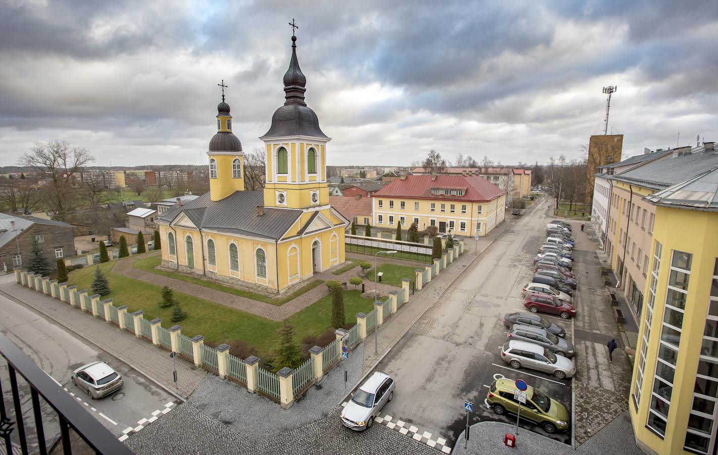 Võru kesklinna tänavatel Lembitu ja Tartu tänava ääres ei kasuta enamik parkijaid parkimiskella ja ignoreerivad parkimiskorda reguleerivaid märke. Üleeile luges toimetus kahel tänavalõigul 20 sõiduautot, kellest neljal oli kasutusel parkimiskell, ülejäänutel see puudus. Foto: AIGAR NAGEL Võru kesklinna tänavatel Lembitu ja Tartu tänava ääres ei kasuta enamik parkijaid parkimiskella ja ignoreerivad parkimiskorda reguleerivaid märke. Üleeile luges toimetus kahel tänavalõigul 20 sõiduautot, kellest neljal oli kasutusel parkimiskell, ülejäänutel see puudus. Foto: AIGAR NAGEL