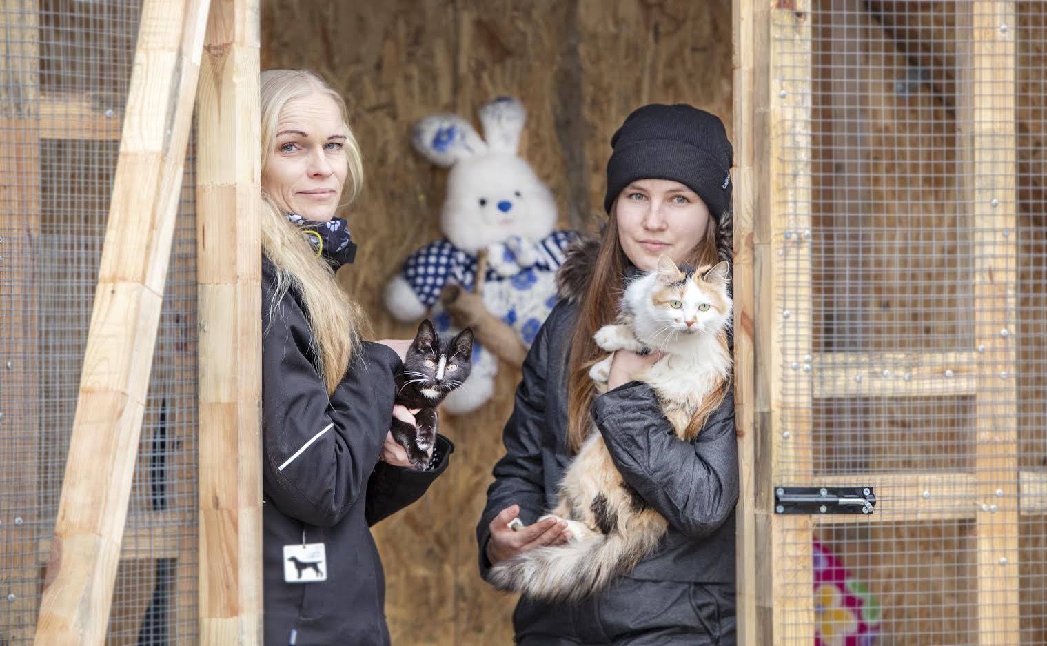 Vasakul Võru loomade varjupaiga juhataja Relika Rehemets Kituga, keda ootab nädalavahetusel ees uude koju minek, ja paremal Võru loomade varjupaiga töötaja Elise Hartmann Aadaga. Foto: AIGAR NAGEL