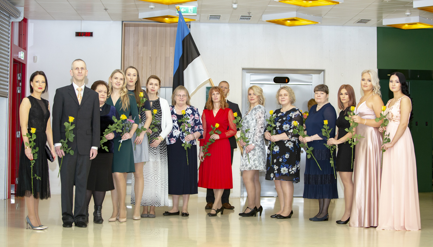 Eile lõpetas Tartu tervishoiu kõrgkooli palju võrulasi. Enamik neist õnnestus ka pildile püüda. Lõuna-Eesti haiglas tööle asuvad lõpetajad koos õendusjuht Jana Trollaga (vasakult kolmas). Foto: AIGAR NAGEL Eile lõpetas Tartu tervishoiu kõrgkooli palju võrulasi. Enamik neist õnnestus ka pildile püüda. Lõuna-Eesti haiglas tööle asuvad lõpetajad koos õendusjuht Jana Trollaga (vasakult kolmas). Foto: AIGAR NAGEL