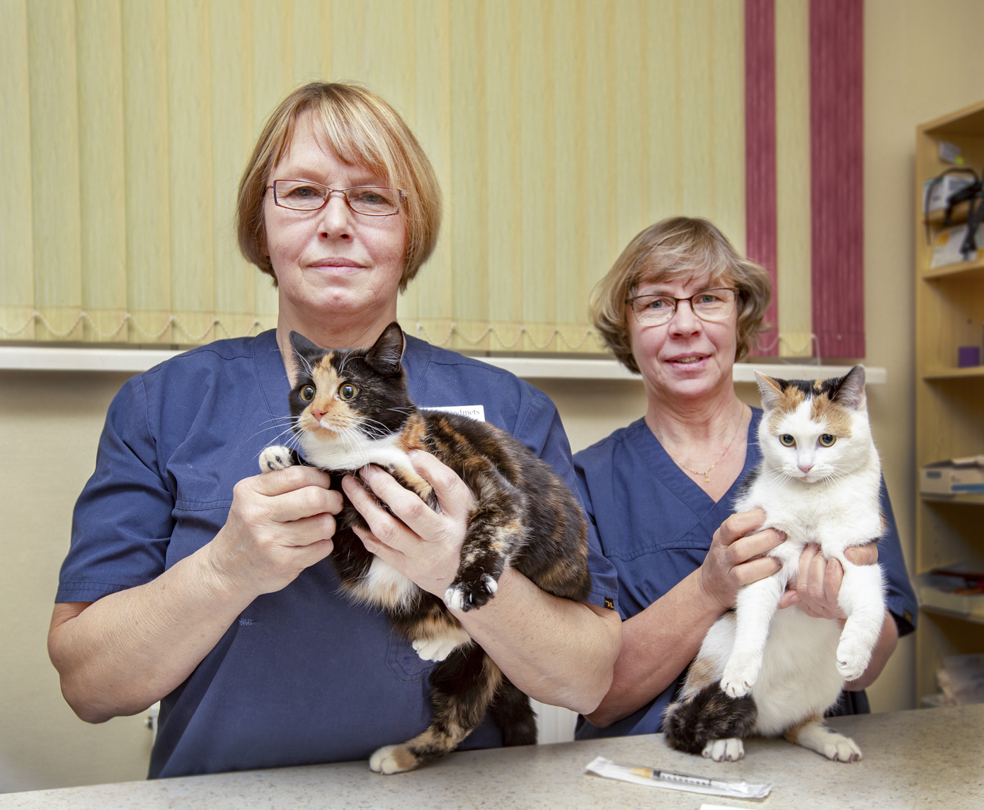 OÜ Farmax loomakliiniku veterinaararstid Helju Lindmets (pildil vasakul) ja Piret Palok on kahe peale loomaarstina töötanud üle 50 aasta: Piret 30 aastat ja Helju 41 aastat. Nad on paljude loomadega tuttavad juba sünnist saadik. Helju Lindmets hoiab parasjagu süles oma püsiklienti nimega Näu ja Piret Palok tutvustab toimetusele Nurrut, kes olid nõus ka toimetusele poseerima. Foto: AIGAR NAGEL OÜ Farmax loomakliiniku veterinaararstid Helju Lindmets (pildil vasakul) ja Piret Palok on kahe peale loomaarstina töötanud üle 50 aasta: Piret 30 aastat ja Helju 41 aastat. Nad on paljude loomadega tuttavad juba sünnist saadik. Helju Lindmets hoiab parasjagu süles oma püsiklienti nimega Näu ja Piret Palok tutvustab toimetusele Nurrut, kes olid nõus ka toimetusele poseerima. Foto: AIGAR NAGEL
