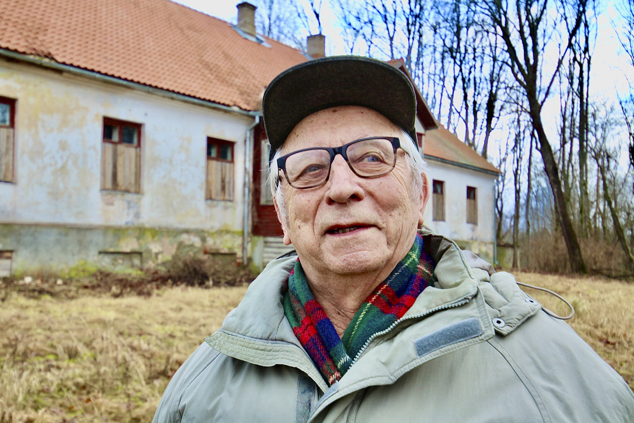 Kuu aja pärast 88aastaseks saav Hillar Kalda seisab endise Rõuge jaoskonnahaigla ees, kus ta alustas tööd 24aastasena ning elas samas majas, mis näha pildil paremal. Majas oli ka ambulatoorium. Hillar Kalda: „Tohtri asi on teha kas või lumele jalajäljed või vajaduse korral tallata sisse teerada, et haige näeks, kuidas terveks saada! Koostöös on haigus võidetav!” Fotod: KALEV ANNOM