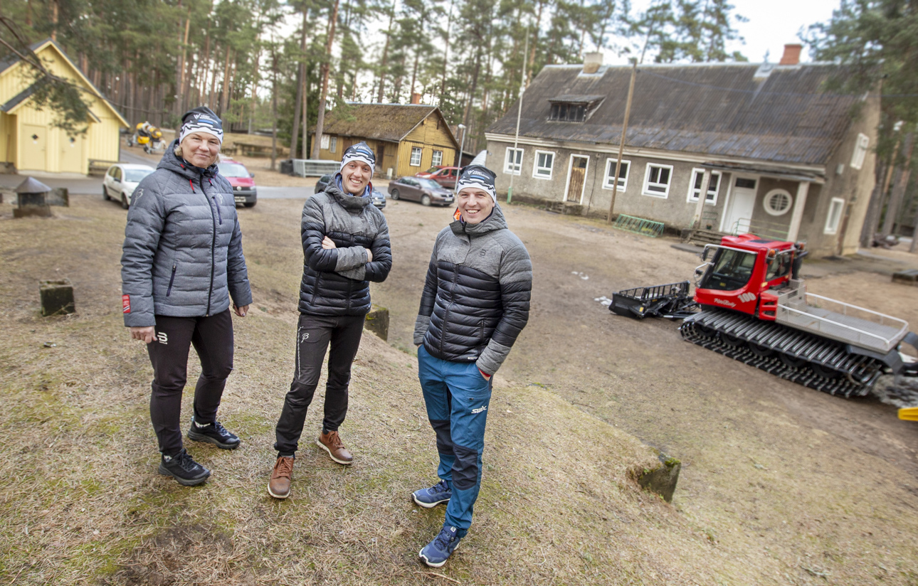 Võru suusakooli treenerid Hille Saarepuu, Mario Oha ja Asko Saarepuu arutavad iga päev läbi treeninguplaane ning peavad ka tulevikuplaane. Ühes ammuses suusabaasi hoones, mis pildil nende selja taga, asub ka toimiv jõusaal, kus vajalikud jõuvahendid olemas. Küll aga vajab hoone ise rohkem remonti. Foto: AIGAR NAGEL