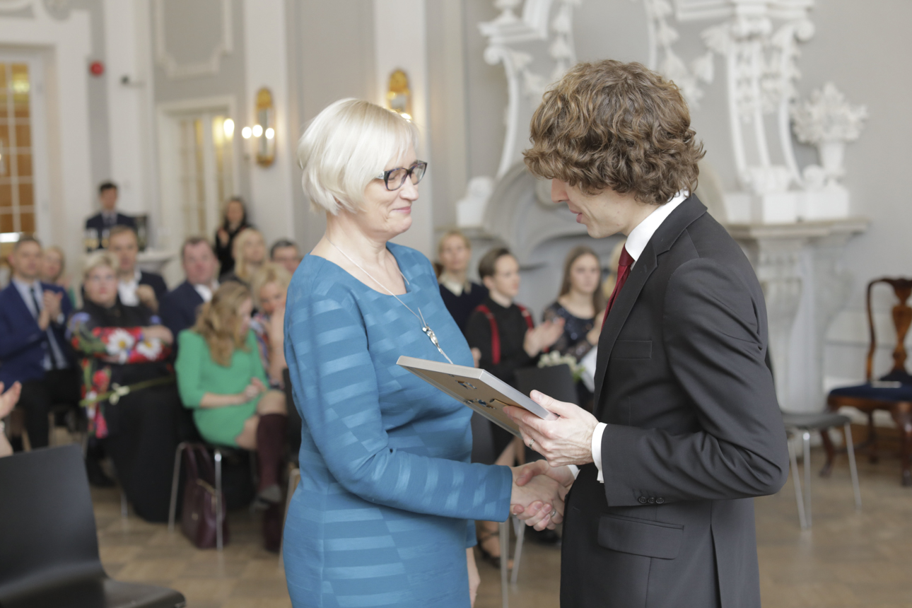 Sotsiaalministrilt käis tunnustust vastu võtmas Antsla gümnaasiumi direktor Katrin Martinfeld. Foto: RENE SUURKAEV Sotsiaalministrilt käis tunnustust vastu võtmas Antsla gümnaasiumi direktor Katrin Martinfeld. Foto: RENE SUURKAEV