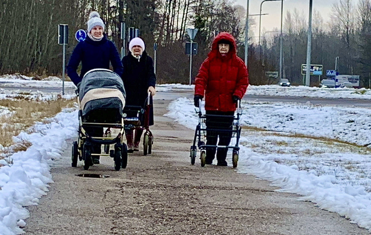 Kolm põlvkonda ühel pildil Võrus Tallinna maanteel Ringtee ristmiku lähistel. Pildil vasakult Anneli (34) ja vankris Heleri (11 kuud) ning Meeta (94) ja Hilda (94). Võrus sündinud Anneli on eluga Võrus rahul ja tema sõnul saavad kenasti hakkama ka pensionipõlve pidavad ema ja isa. Septembris 95aastaseks saav Meeta (pildil keskel tumedas) on sündinud Jõksi külas ja kinnitab, et talle tuuakse pension koju kätte. Meeta ütleb tervise kohta, et on üle saanud veest kopsus ja aastaid on südant toetamas patareid, abikaasa lahkus aga taevastele radadele 37 aastat tagasi. Põlvas sündinud Hilda seletab, et tema eest hoolitsevad lapsed ning 95aastaseks saab ta maikuus. Koos sõbranna Meetaga käivad nad jalutamas nii sageli kui vähegi võimalik ja tavaliselt kõnnivad nad Silikaadi tänavalt Tallinna maantee äärset kergliiklusteed mööda linna piirile Aiandi bussipeatusse, seal puhkavad ja siis tagasi. See teeb kokku umbes kaks ja pool kilomeetrit. Fotod: KALEV ANNOM Kolm põlvkonda ühel pildil Võrus Tallinna maanteel Ringtee ristmiku lähistel. Pildil vasakult Anneli (34) ja vankris Heleri (11 kuud) ning Meeta (94) ja Hilda (94). Võrus sündinud Anneli on eluga Võrus rahul ja tema sõnul saavad kenasti hakkama ka pensionipõlve pidavad ema ja isa. Septembris 95aastaseks saav Meeta (pildil keskel tumedas) on sündinud Jõksi külas ja kinnitab, et talle tuuakse pension koju kätte. Meeta ütleb tervise kohta, et on üle saanud veest kopsus ja aastaid on südant toetamas patareid, abikaasa lahkus aga taevastele radadele 37 aastat tagasi. Põlvas sündinud Hilda seletab, et tema eest hoolitsevad lapsed ning 95aastaseks saab ta maikuus. Koos sõbranna Meetaga käivad nad jalutamas nii sageli kui vähegi võimalik ja tavaliselt kõnnivad nad Silikaadi tänavalt Tallinna maantee äärset kergliiklusteed mööda linna piirile Aiandi bussipeatusse, seal puhkavad ja siis tagasi. See teeb kokku umbes kaks ja pool kilomeetrit. Fotod: KALEV ANNOM