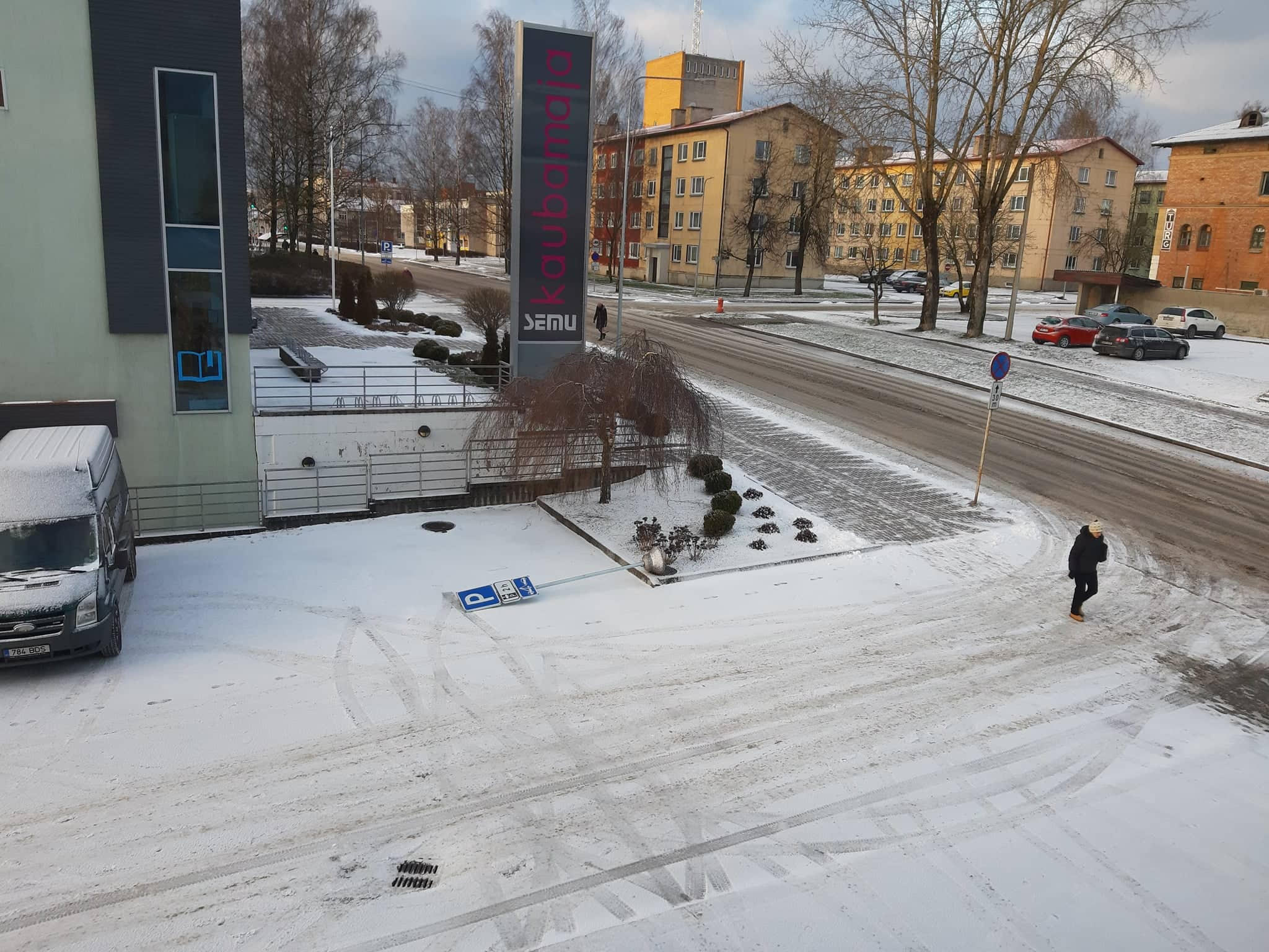 Oja 1 äri- ja büroohoone parkla verivärske liiklusmärk kostitab neljarattalisi kaaslasi hella kopsuga, mõni aeg tagasi paigaldatud kesise toetusalusega märk lendab alatasa maapinnaga otseühendusse. Eile pärastlõunal oli liiklusmärk oma tavapärasest asukohast teisaldatud ning selle turvalisemaks paigaldamiseks otsiti uusi lahendusi nii kinnituse kui ka asukoha osas. Fotod: AIGAR NAGEL/ERAKOGU