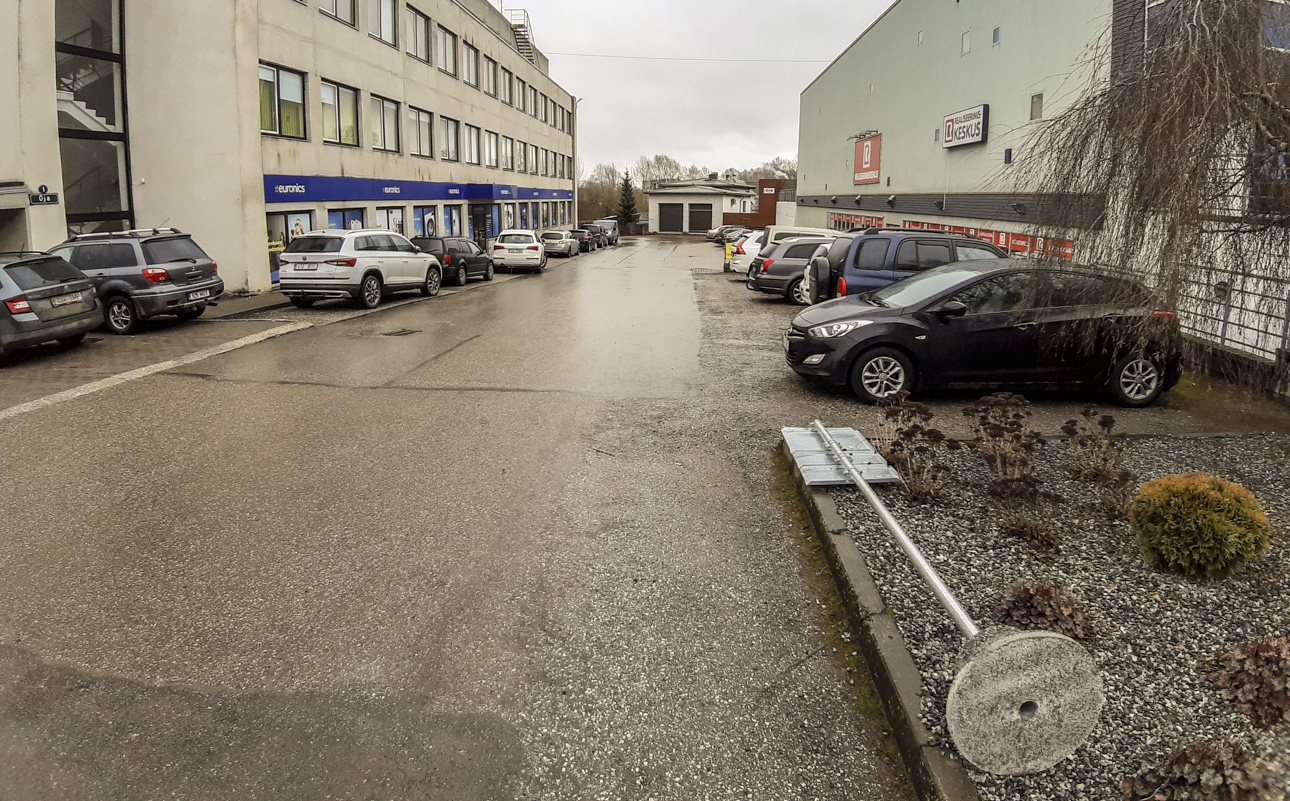 Oja 1 äri- ja büroohoone parkla verivärske liiklusmärk kostitab neljarattalisi kaaslasi hella kopsuga, mõni aeg tagasi paigaldatud kesise toetusalusega märk lendab alatasa maapinnaga otseühendusse. Eile pärastlõunal oli liiklusmärk oma tavapärasest asukohast teisaldatud ning selle turvalisemaks paigaldamiseks otsiti uusi lahendusi nii kinnituse kui ka asukoha osas. Fotod: AIGAR NAGEL/ERAKOGU