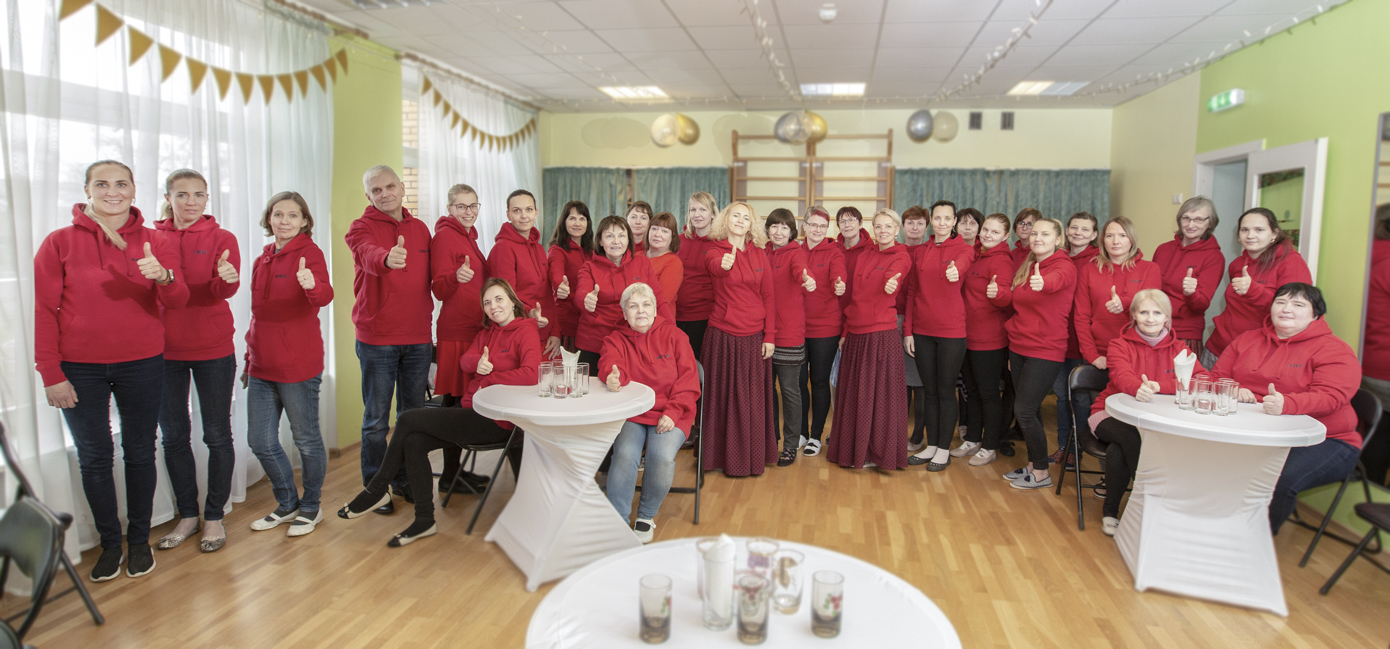 Sünnipäeva puhul said kõik töötajad selga omanimelise dressipluusi, millel on seljal lasteaia pilt. Pildil kõik lasteaia töötajad, kes võtsid vaevaks mõne minuti fotograafile poseerida. Paar tundi pärast pildistamist algas lahtiste uste päev. Nagu Päkapiku rahvale kombeks, pandi käsi külge kõiges, toidu valmistamisest serveerimiseni välja. Foto: AIGAR NAGEL