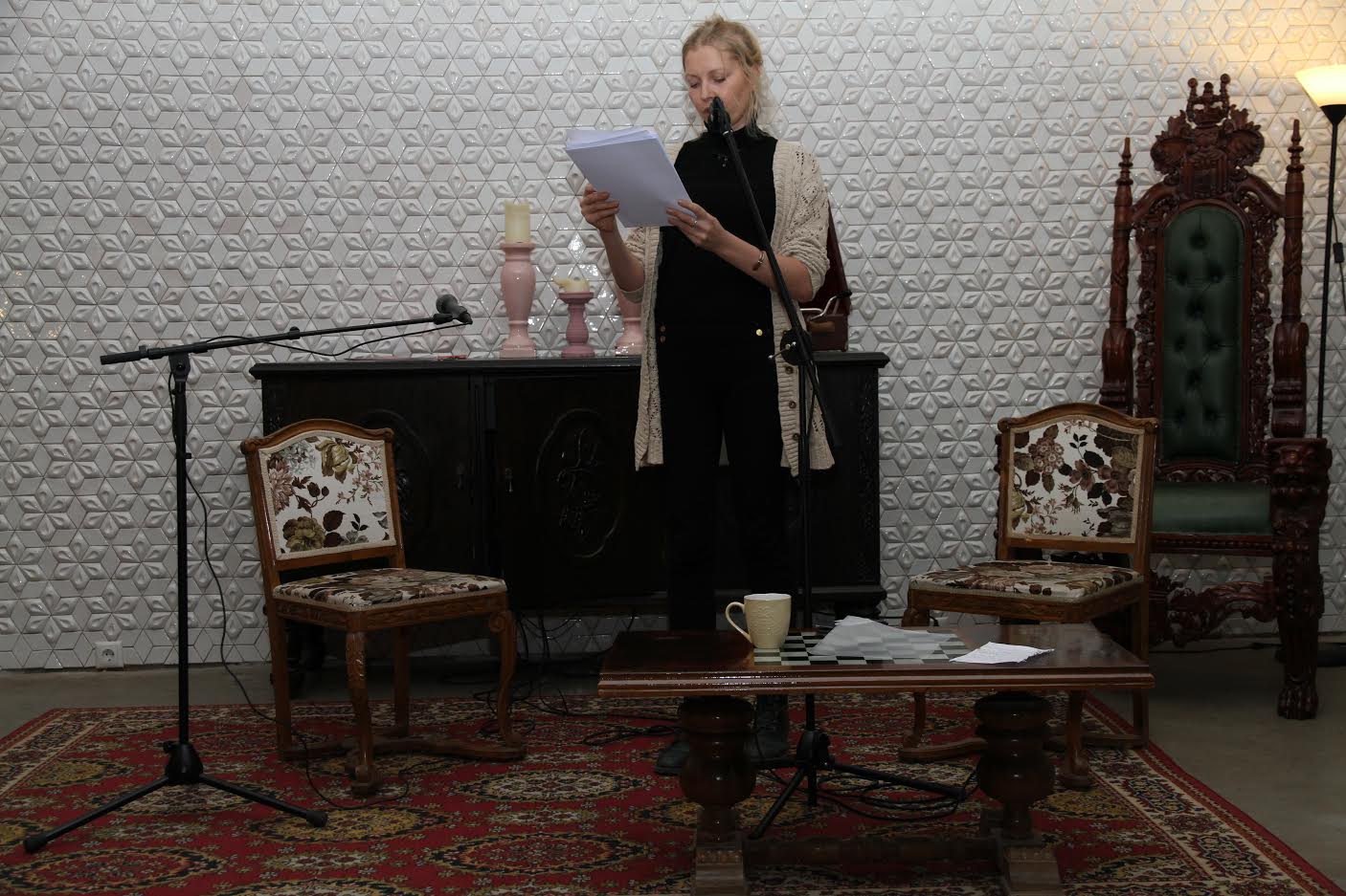 Tartu slämmluulelavadel tuntud Piret Põldver esitas oma jutustava loomuga luulet. FOTOD: Birgit Pettai Tartu slämmluulelavadel tuntud Piret Põldver esitas oma jutustava loomuga luulet. FOTOD: Birgit Pettai