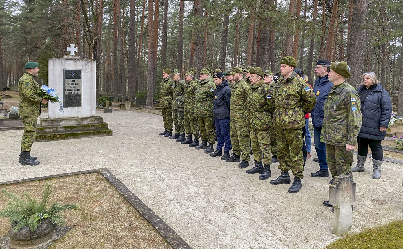 Tartu rahu 100. aastapäeva puhul asetati Vabadussamba juurde pärg. Foto: EESTI RESERVOHVITSERIDE KOGU